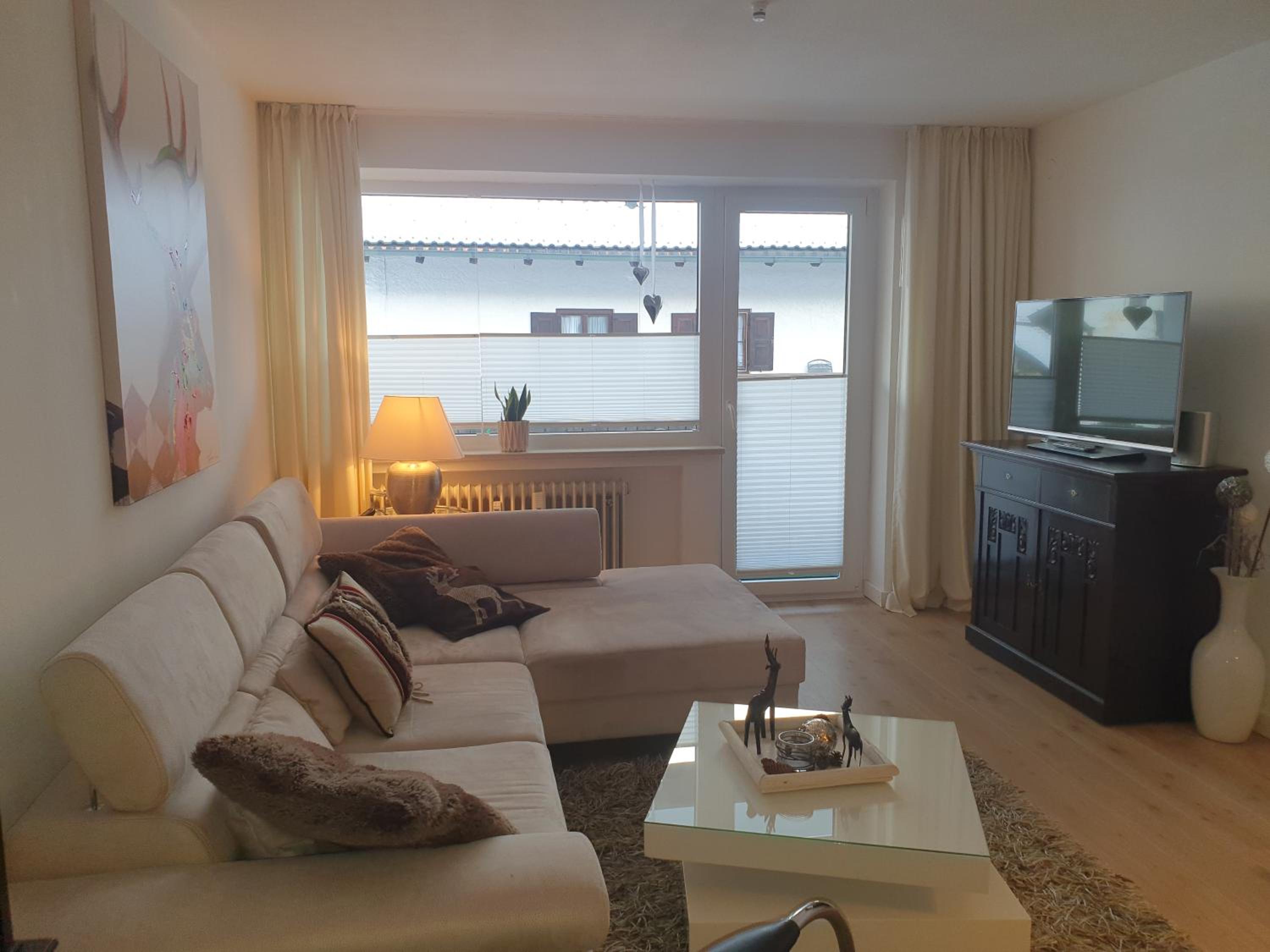 One-Bedroom Apartment with Balcony and Mountain View   photo 1