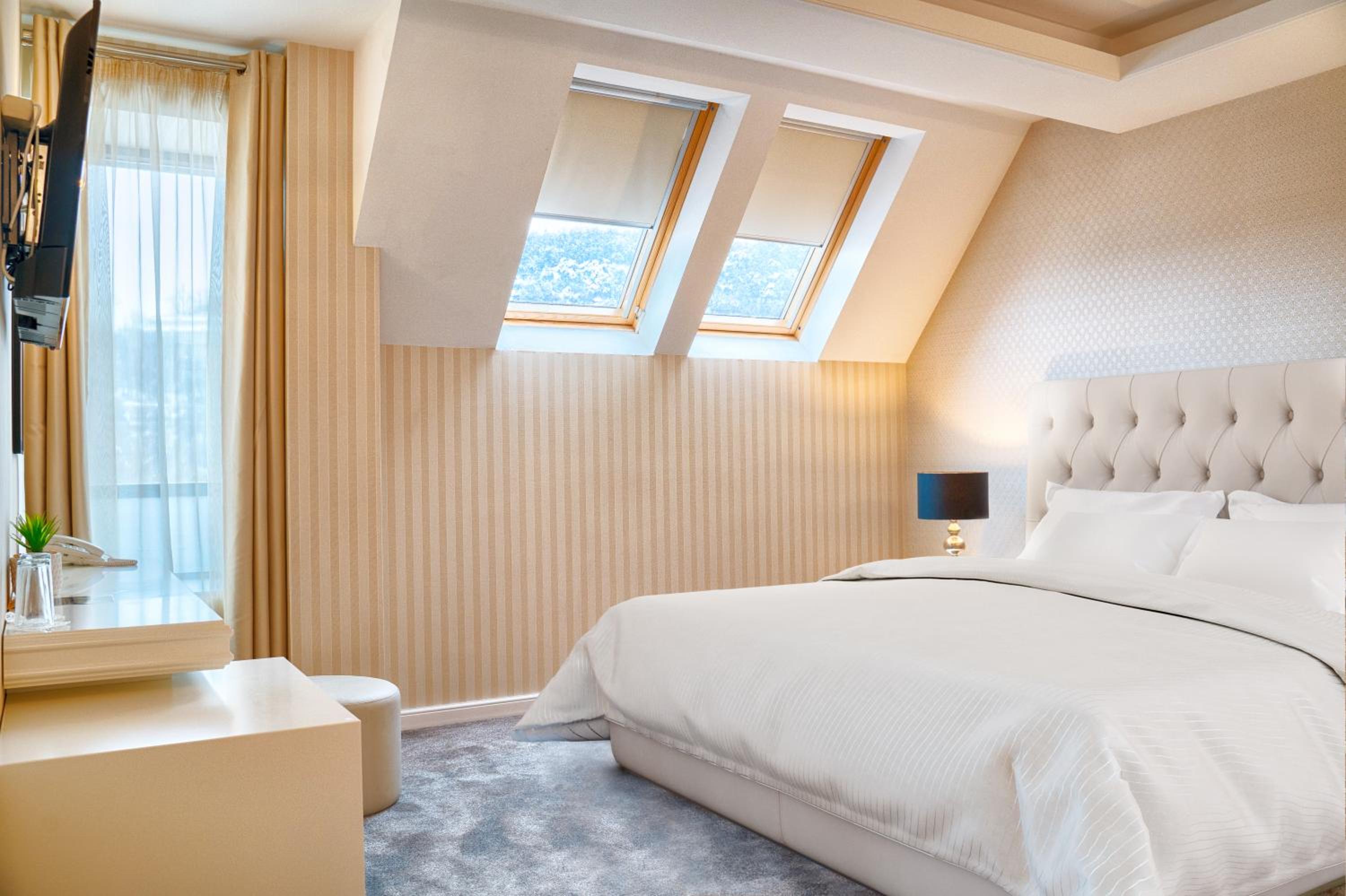 Lux Double Room with Spa Bath - Free Spa Access photo 3