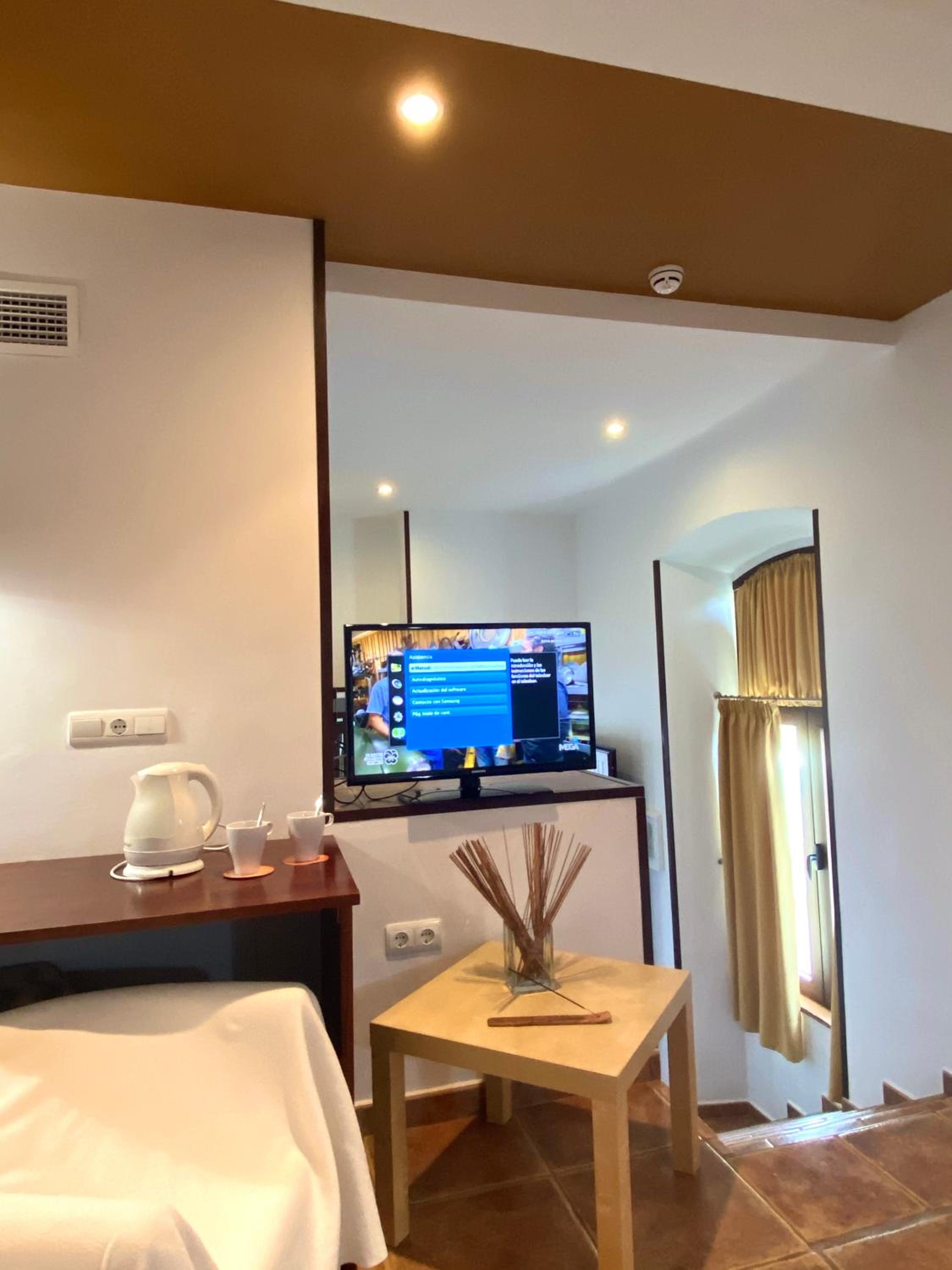 Standard Double or Twin Room - Photo 7