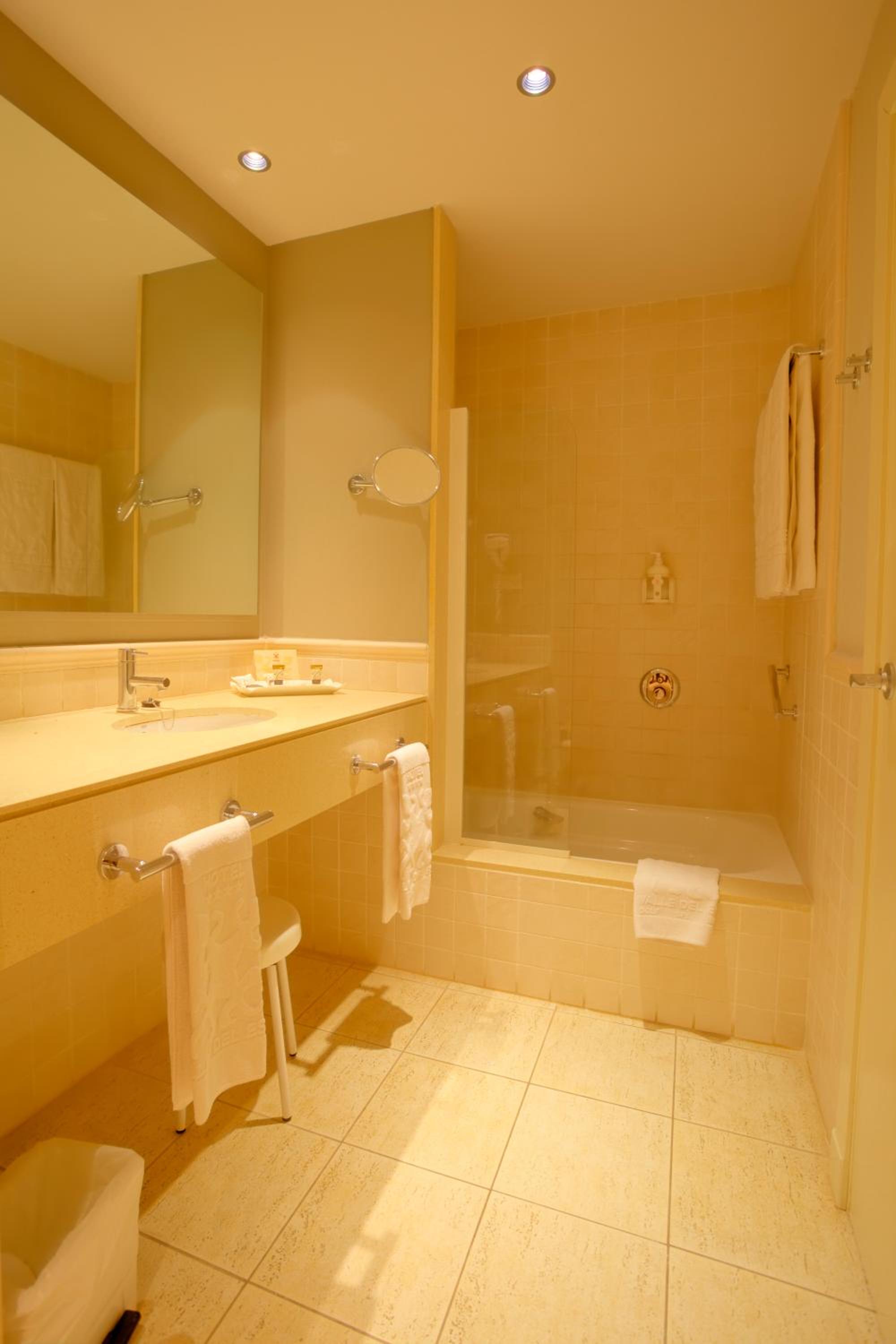 Twin Room with Extra Bed (2 Adults + 1 Child) photo 3