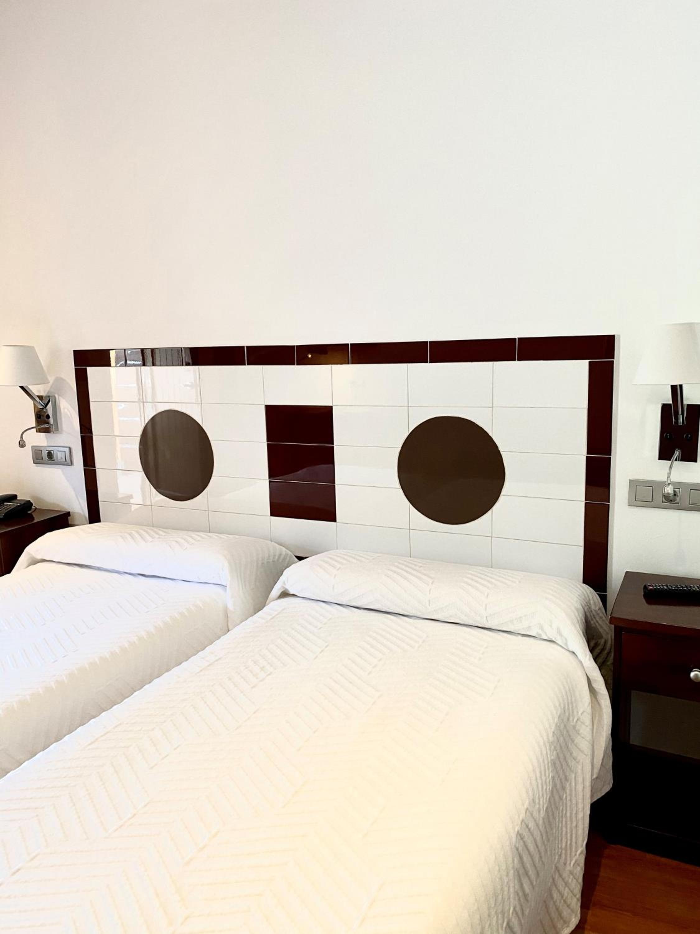 Standard Double or Twin Room - Photo 6