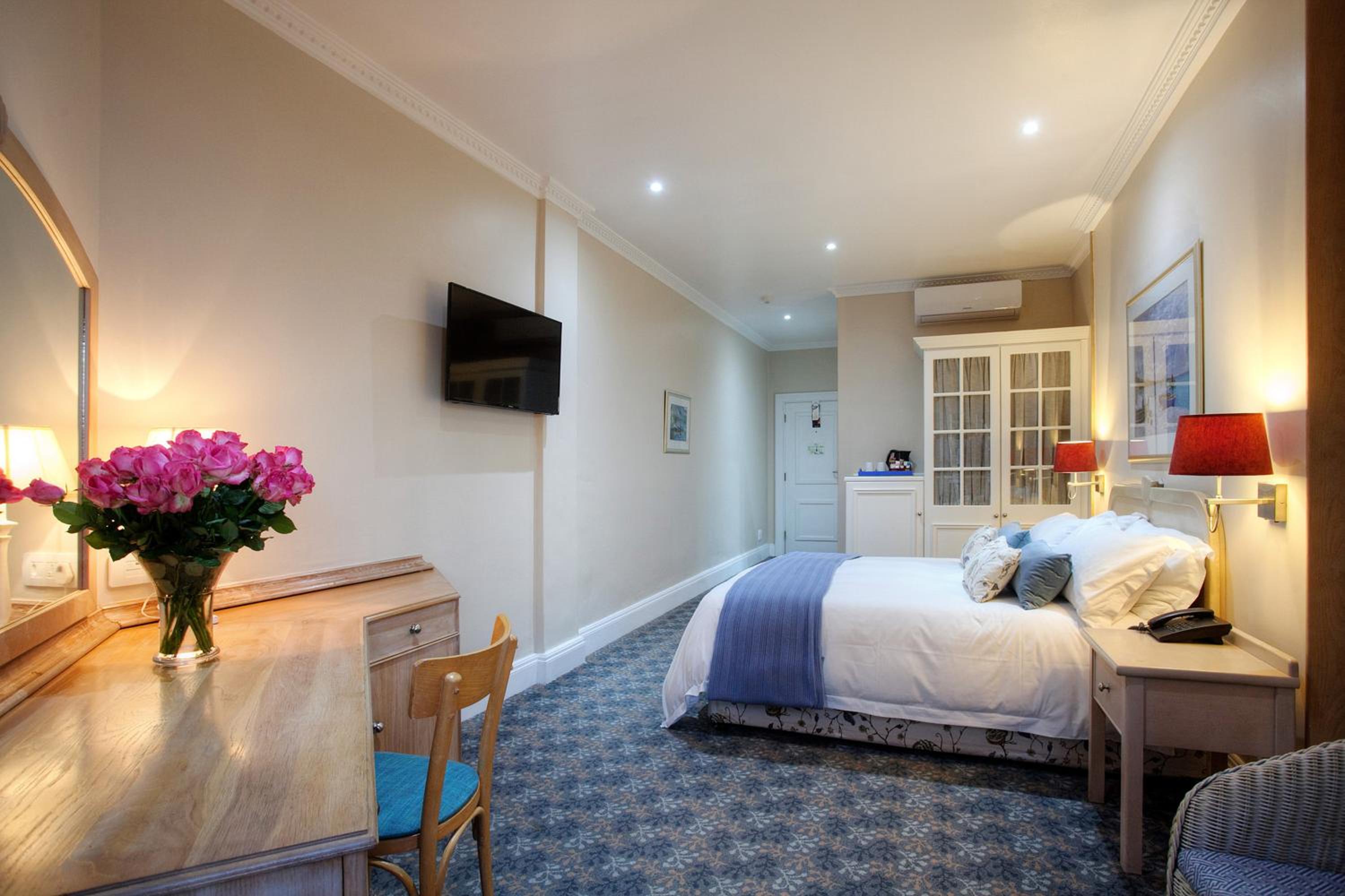 Double Room with Partial Sea View thumbnail 5