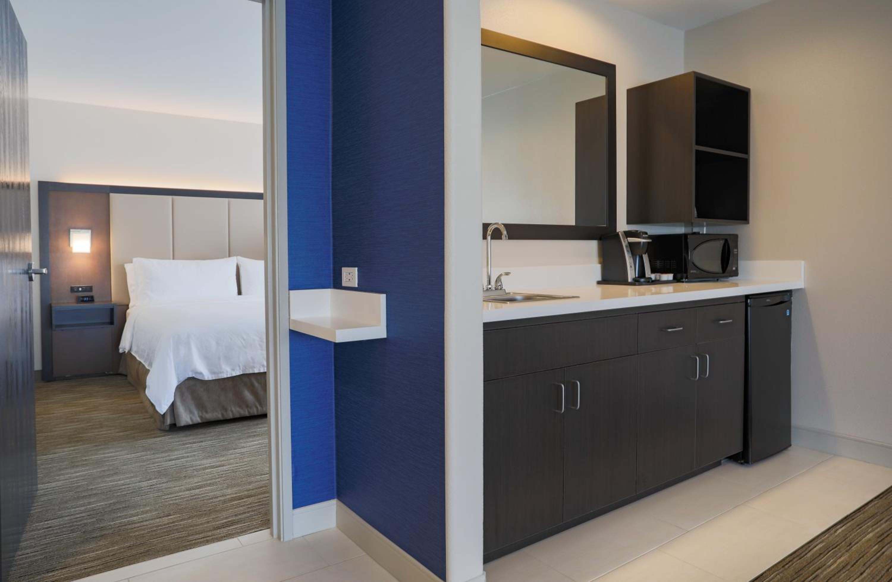 One-Bedroom Suite with Sofa Bed - Photo 5
