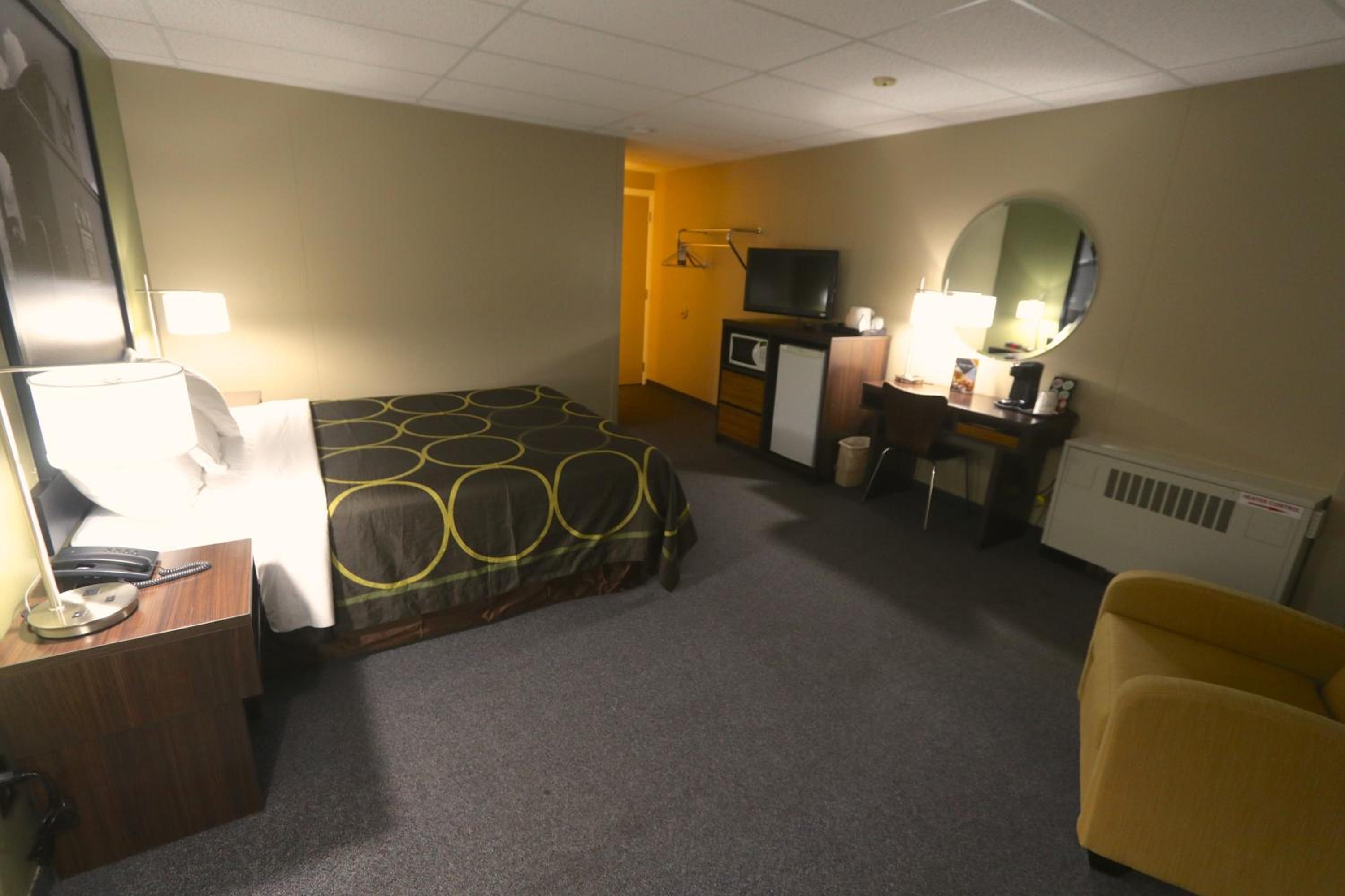 King Room - Non-Smoking - Photo 3