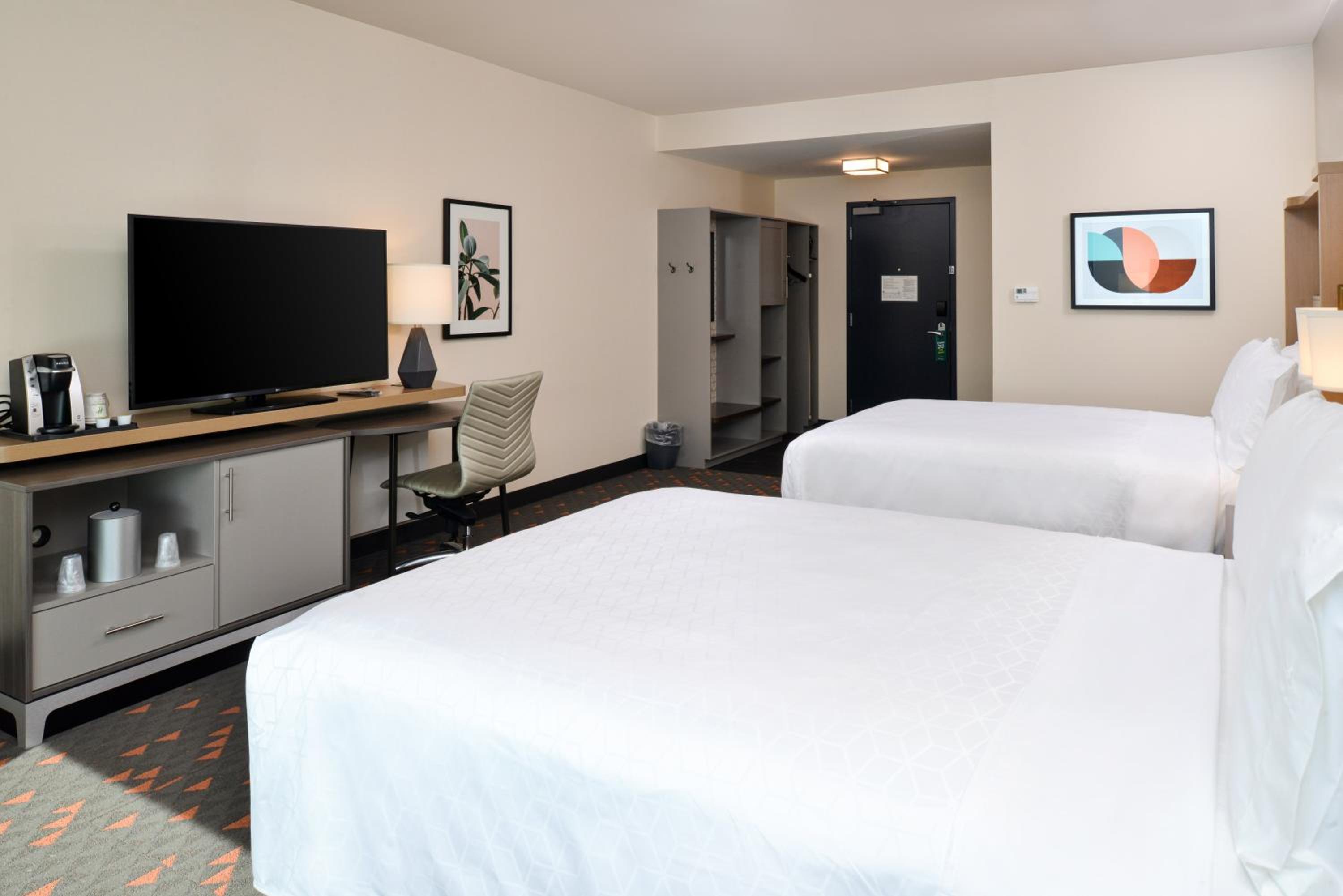 Standard Room with Two Queen Beds - Photo 5