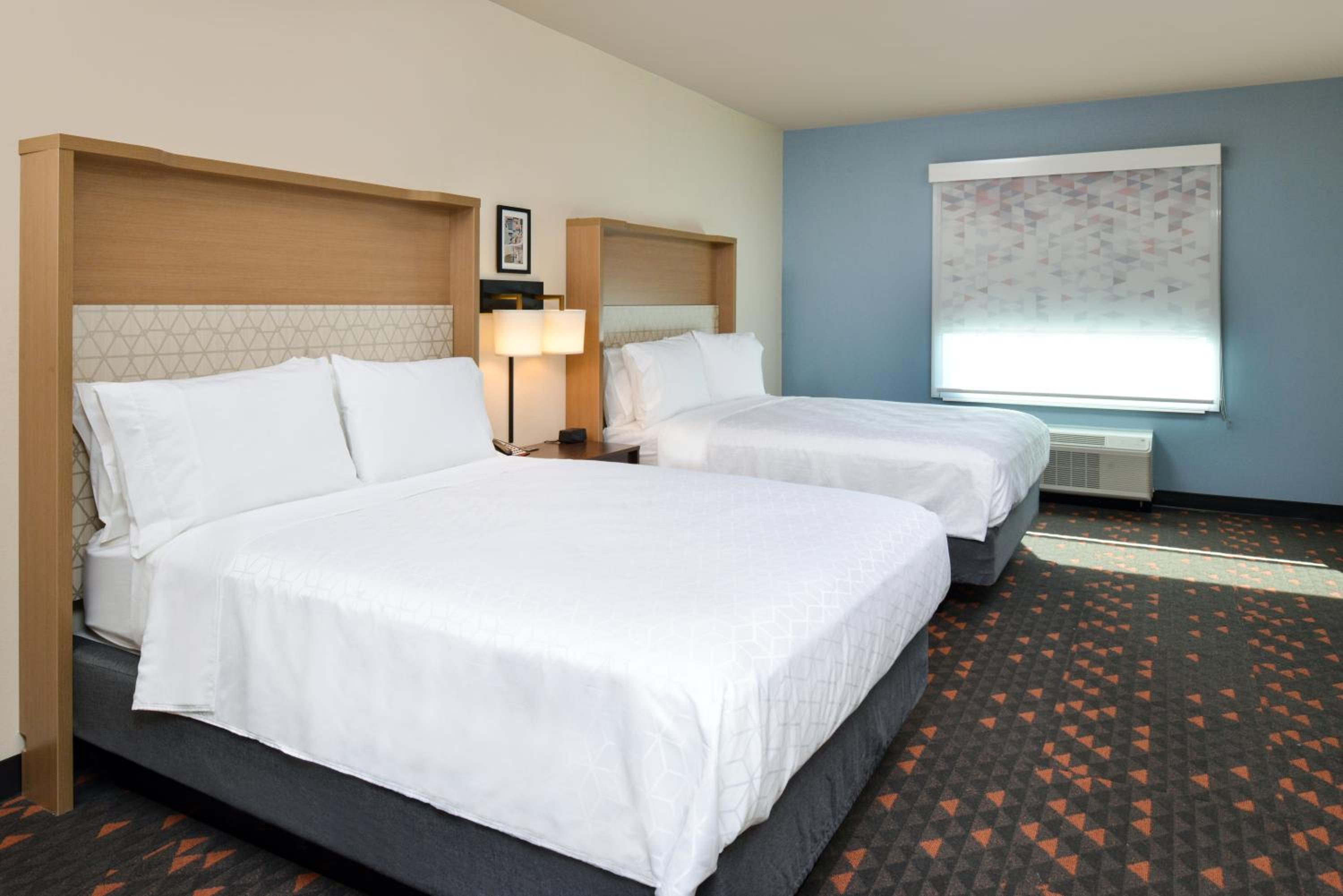 Standard Room with Two Queen Beds - Photo 8