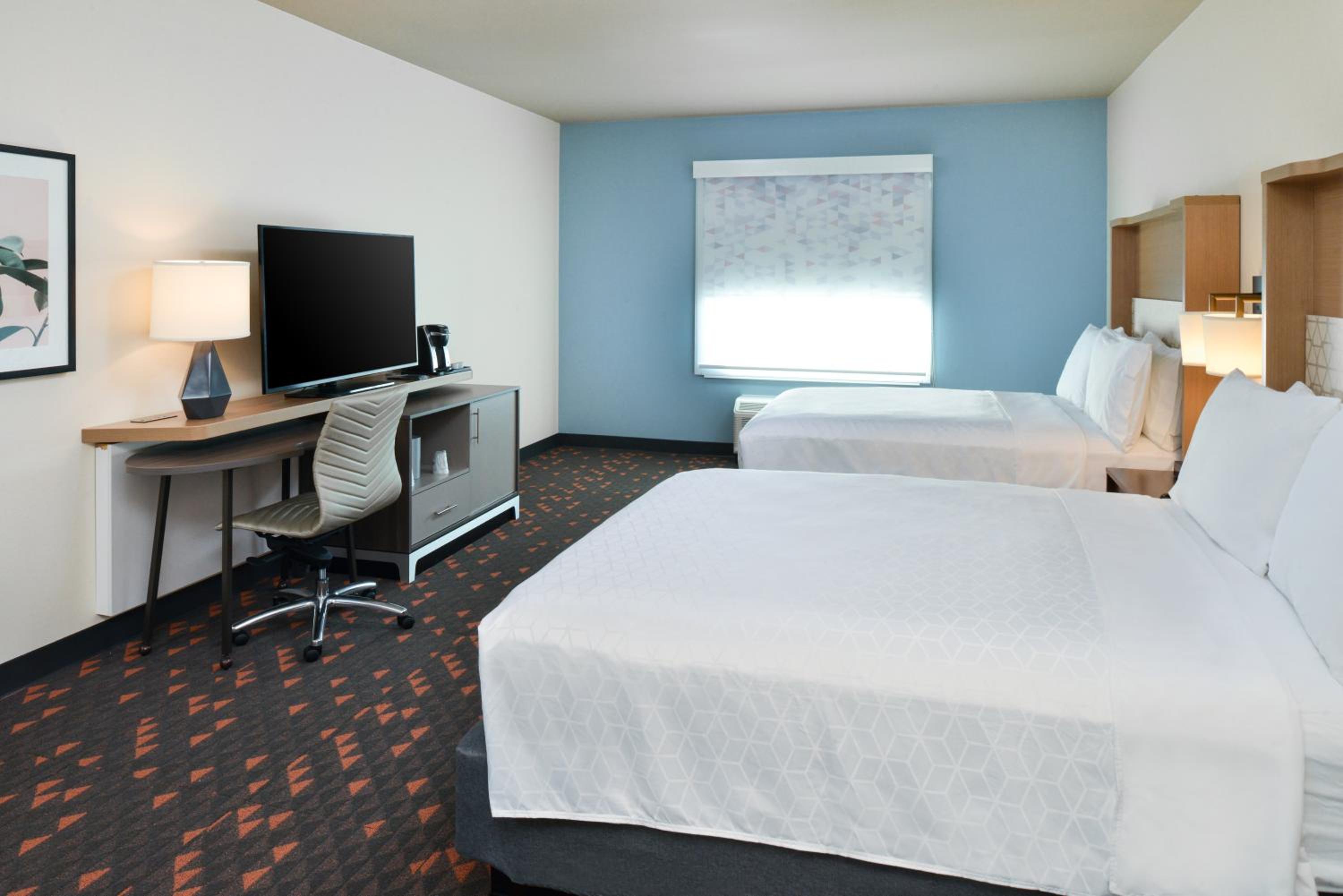 Queen Suite with Two Queen Beds - Photo 8