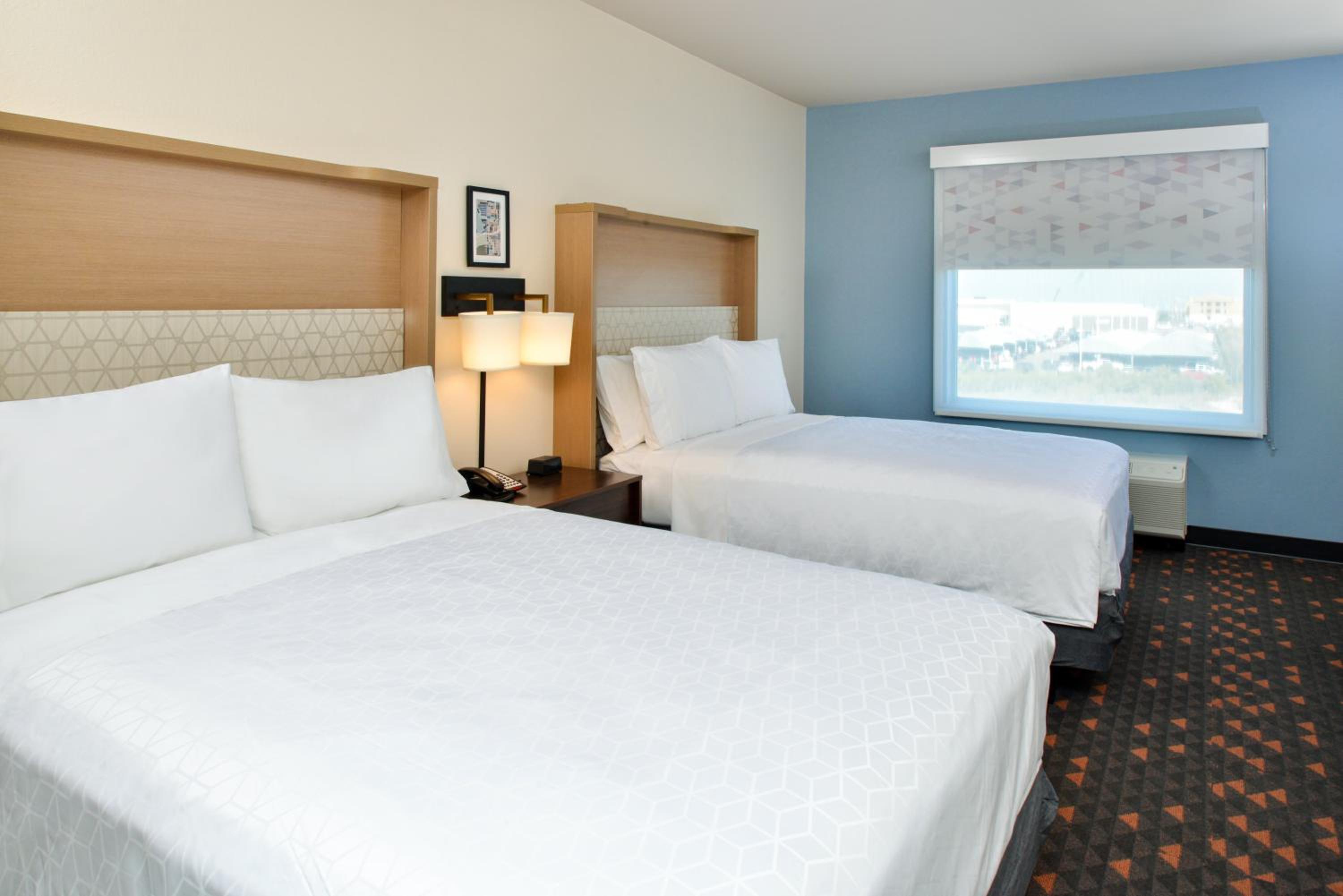Standard Room with Two Queen Beds - Photo 10