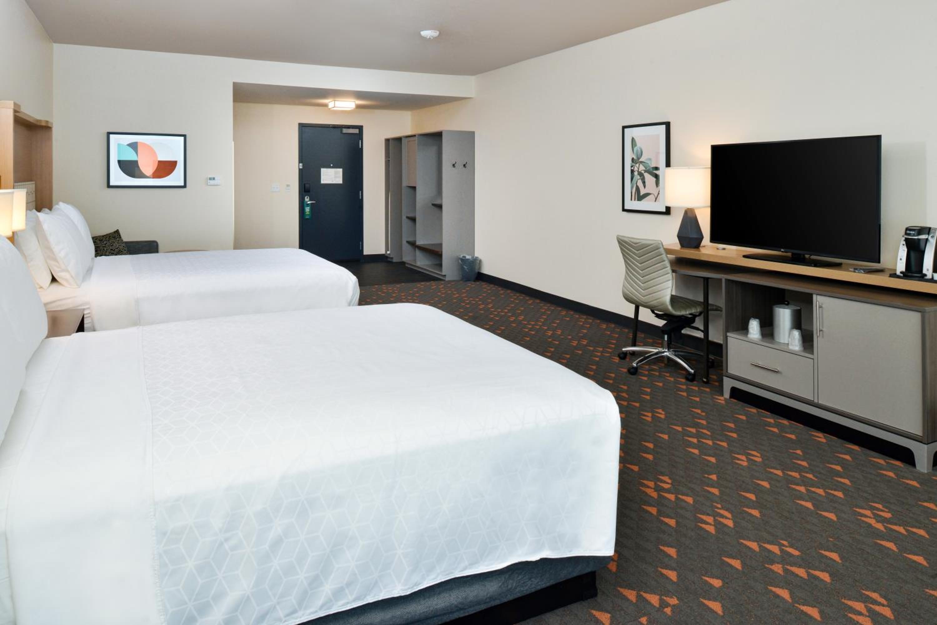 Queen Suite with Two Queen Beds - Photo 3