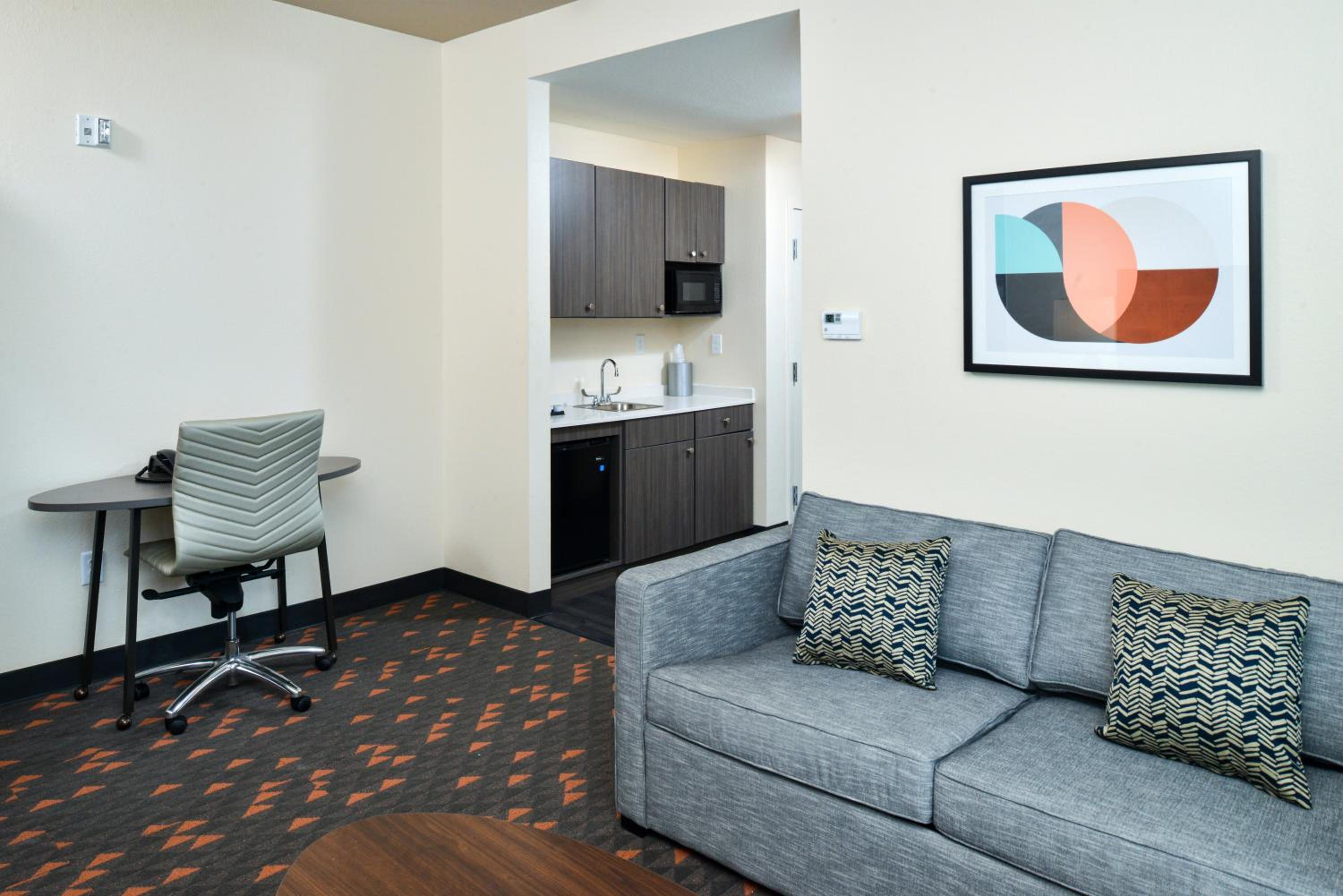 One-Bedroom Suite - Photo 3