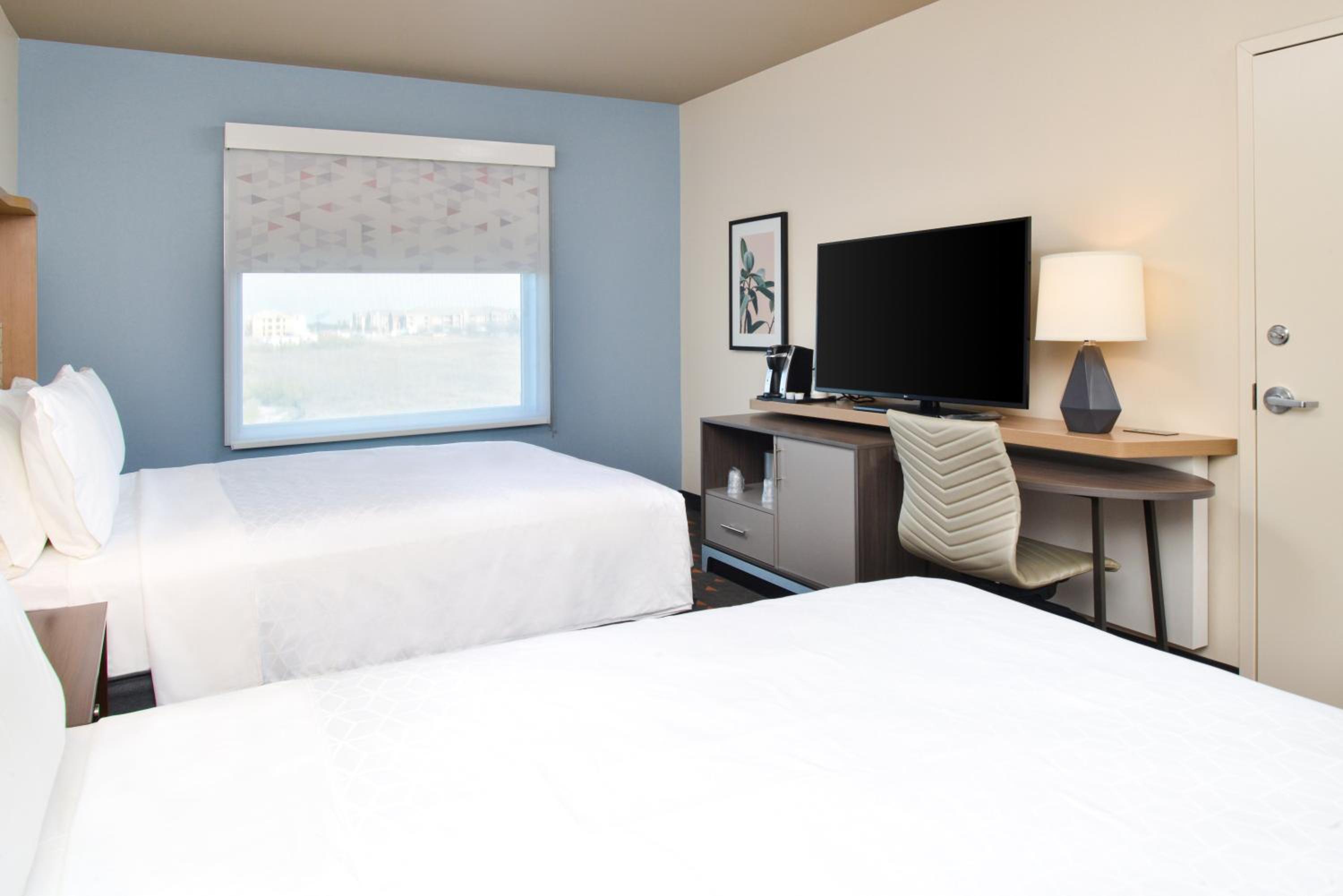 Standard Room with Two Queen Beds - Photo 4