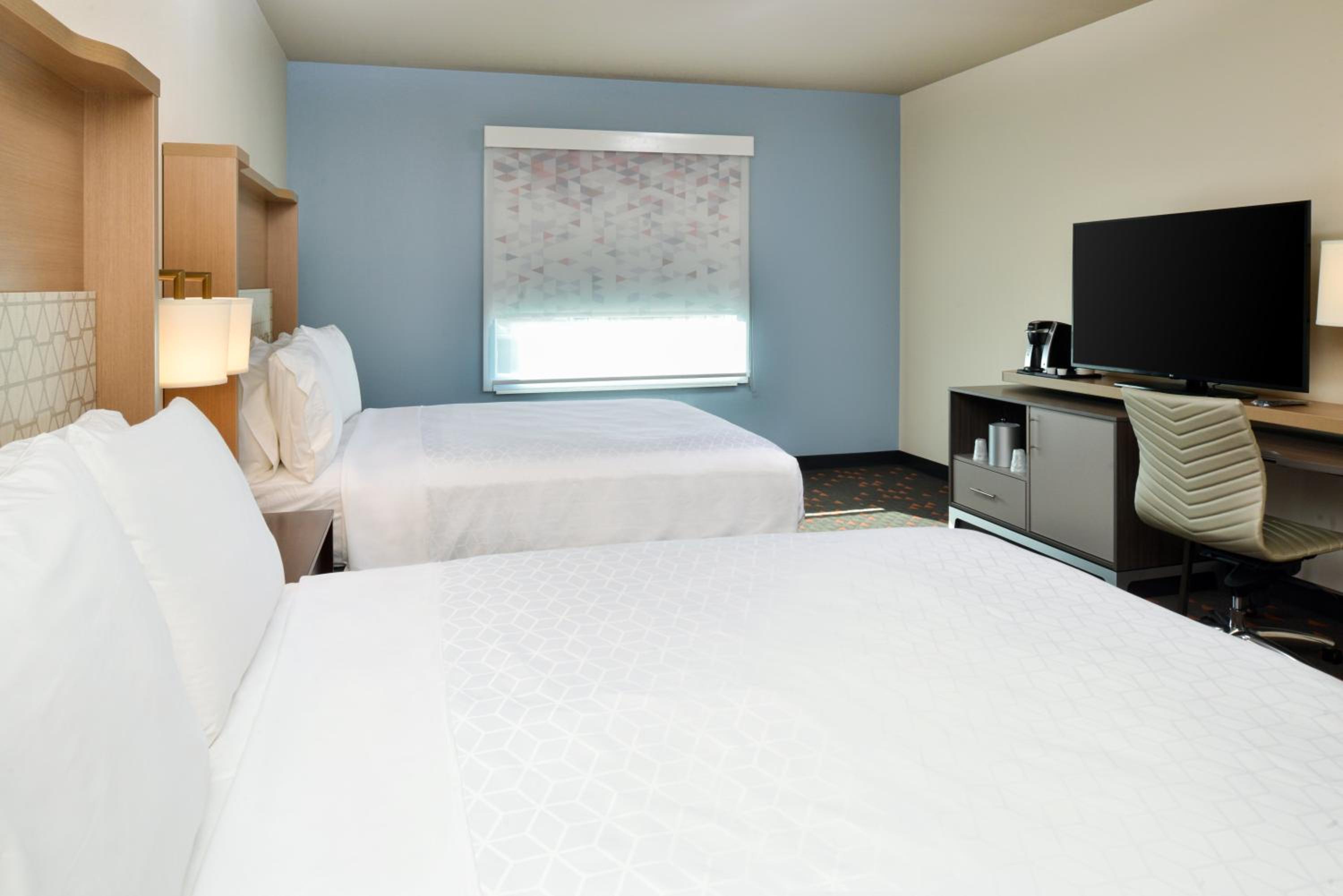 Standard Room with Two Queen Beds - Photo 6