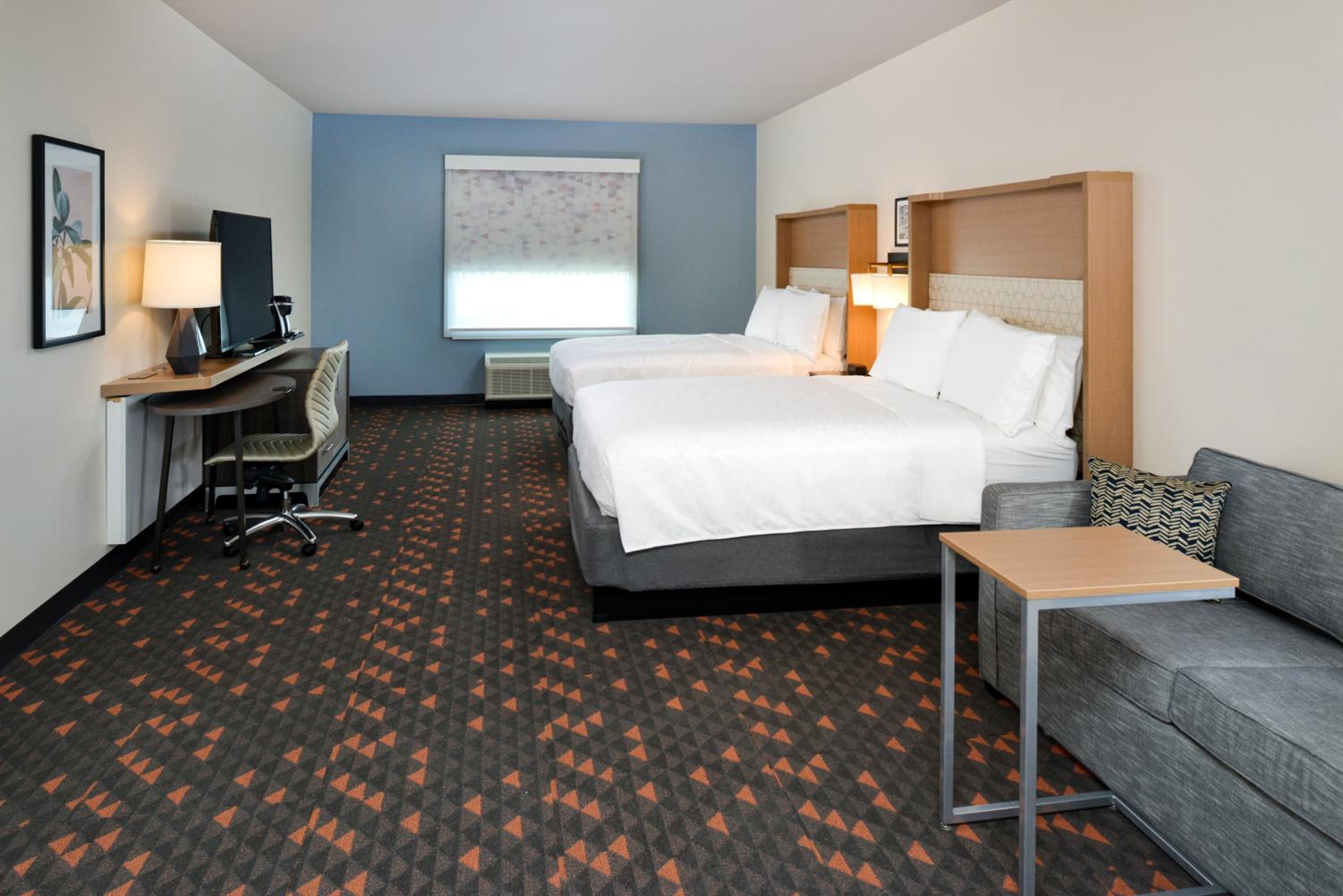 Queen Suite with Two Queen Beds - Photo 2