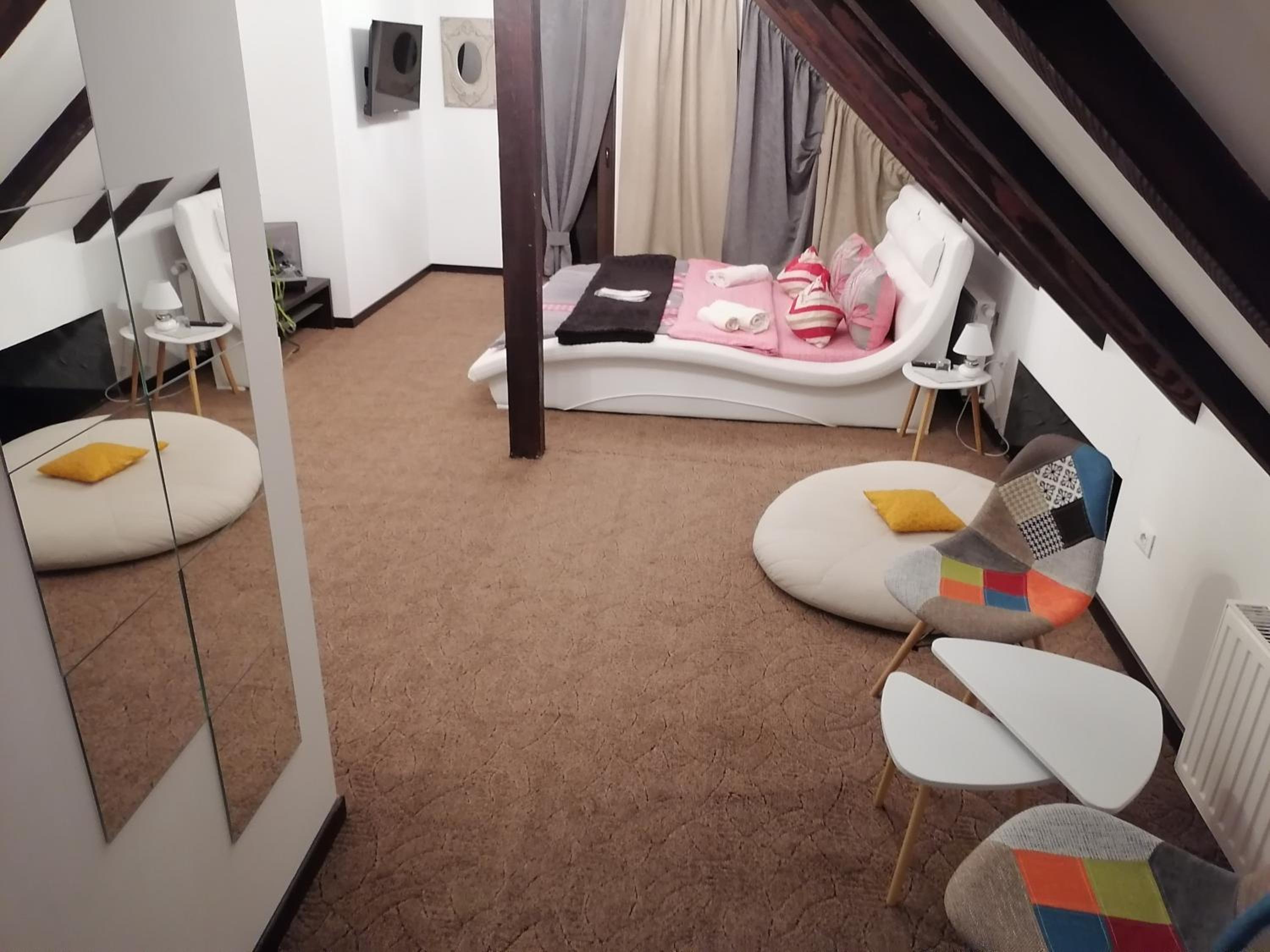 Deluxe King Room - Photo 3