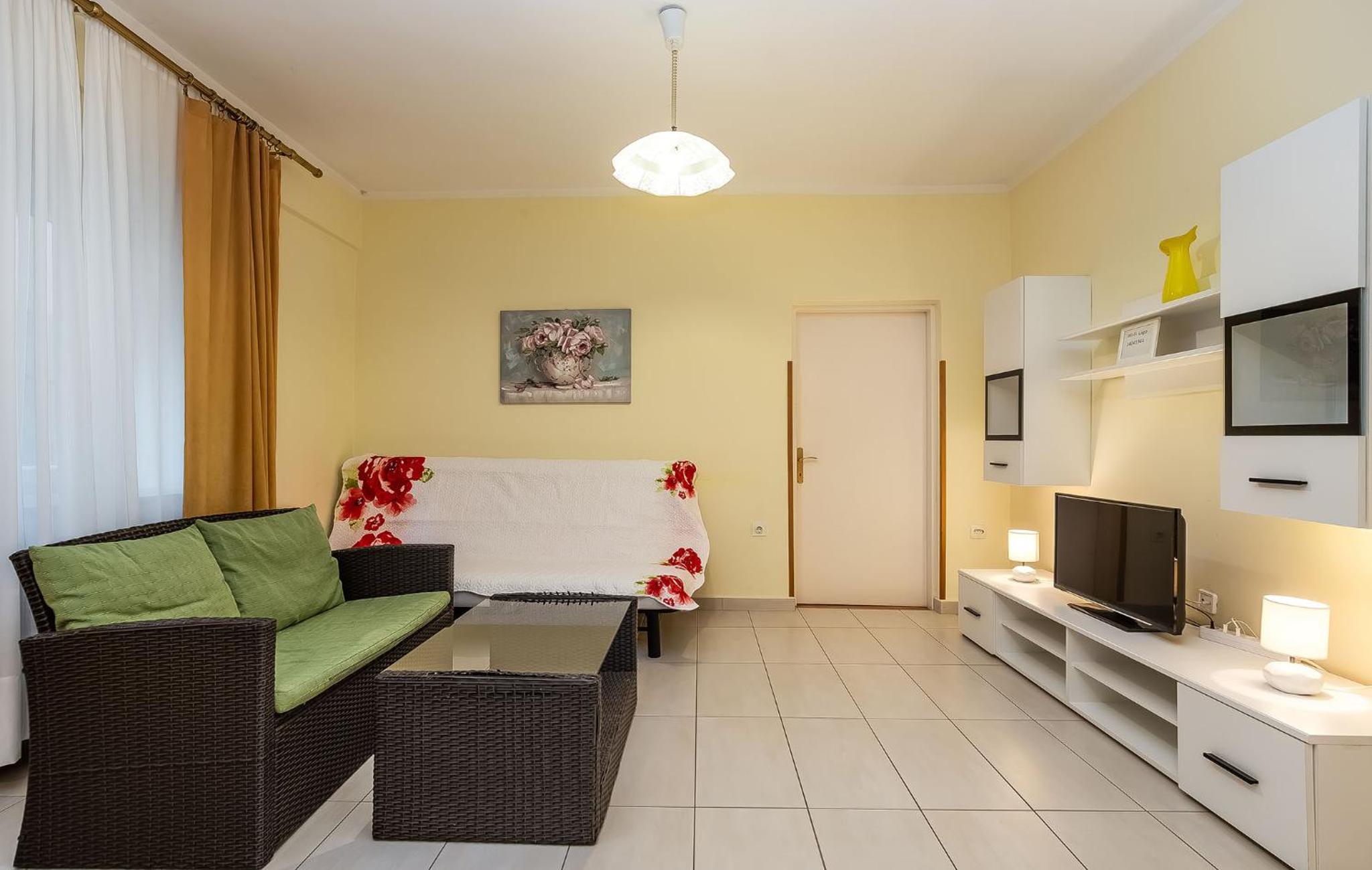 One-Bedroom Apartment - Photo 1