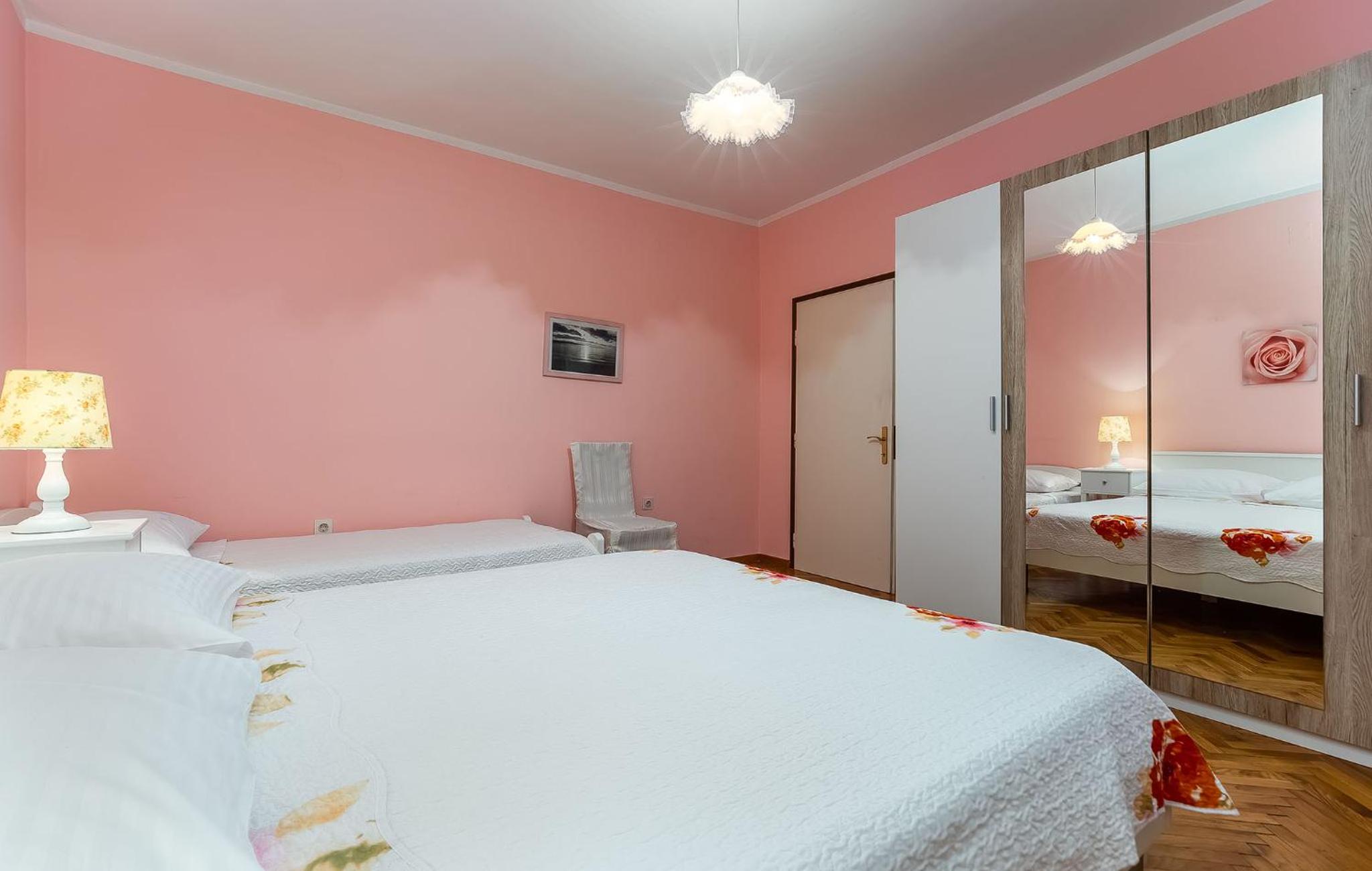 One-Bedroom Apartment - Photo 6