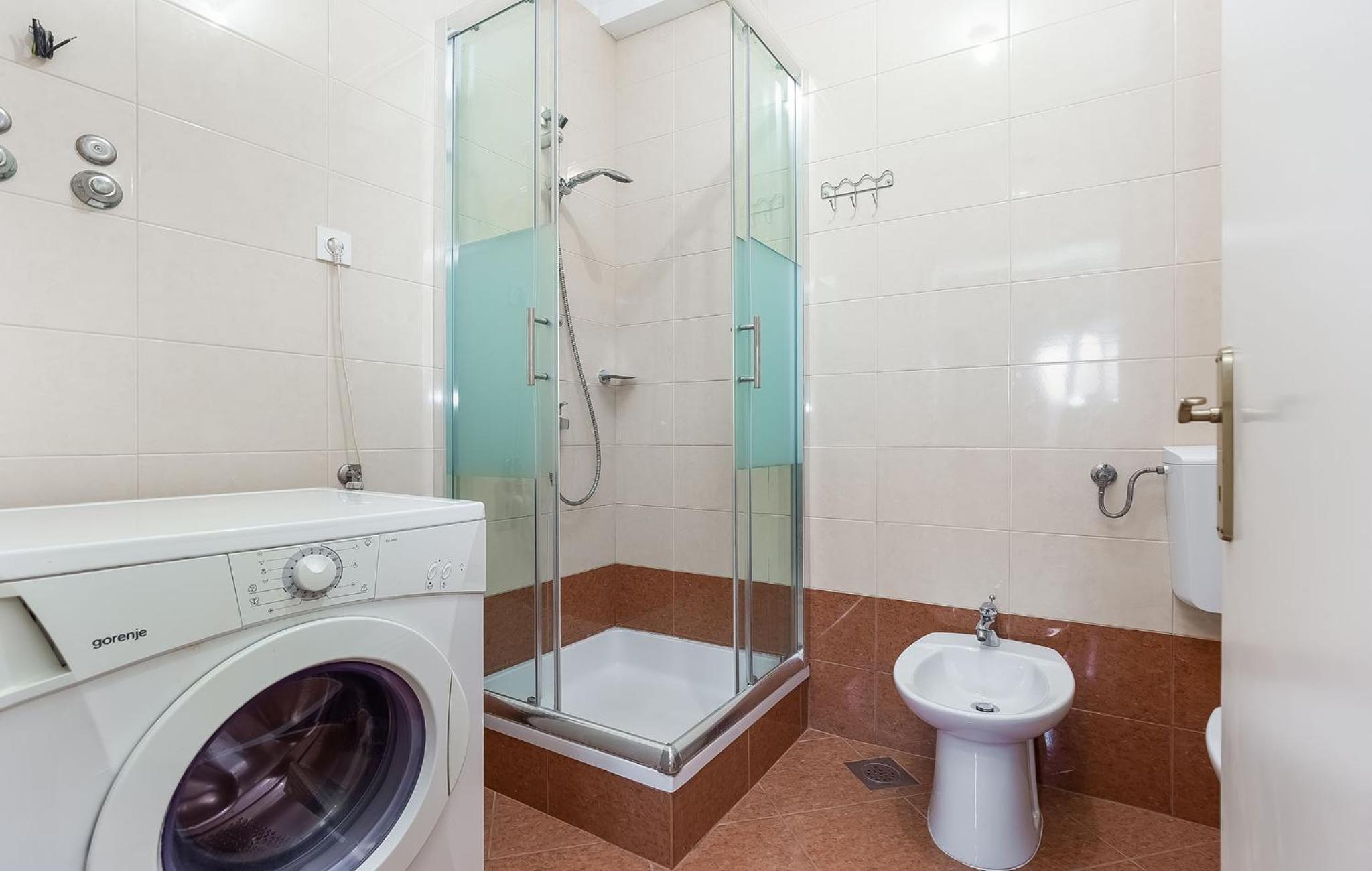 One-Bedroom Apartment - Photo 4