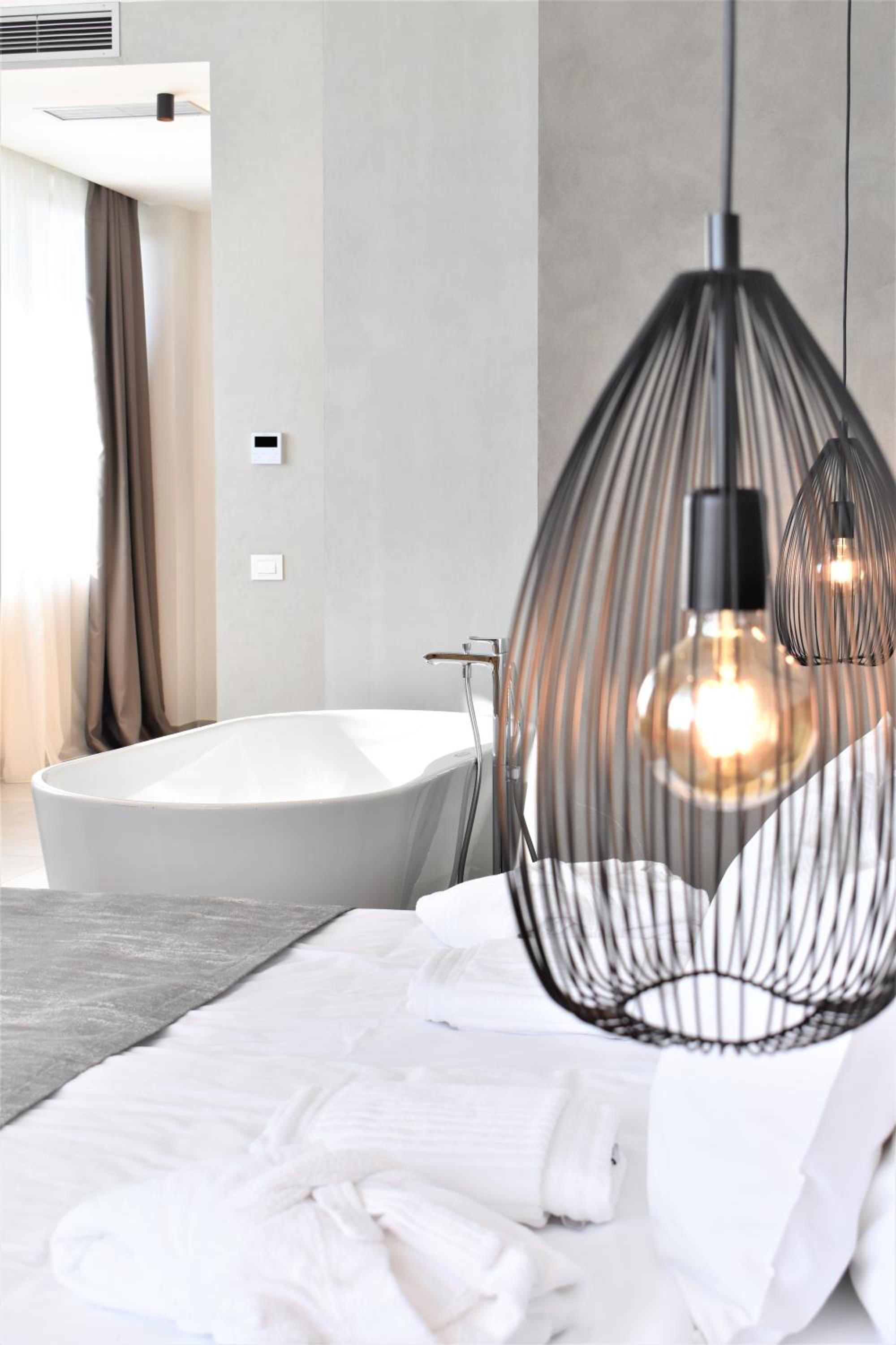 Deluxe Suite with Spa Bath - Photo 9