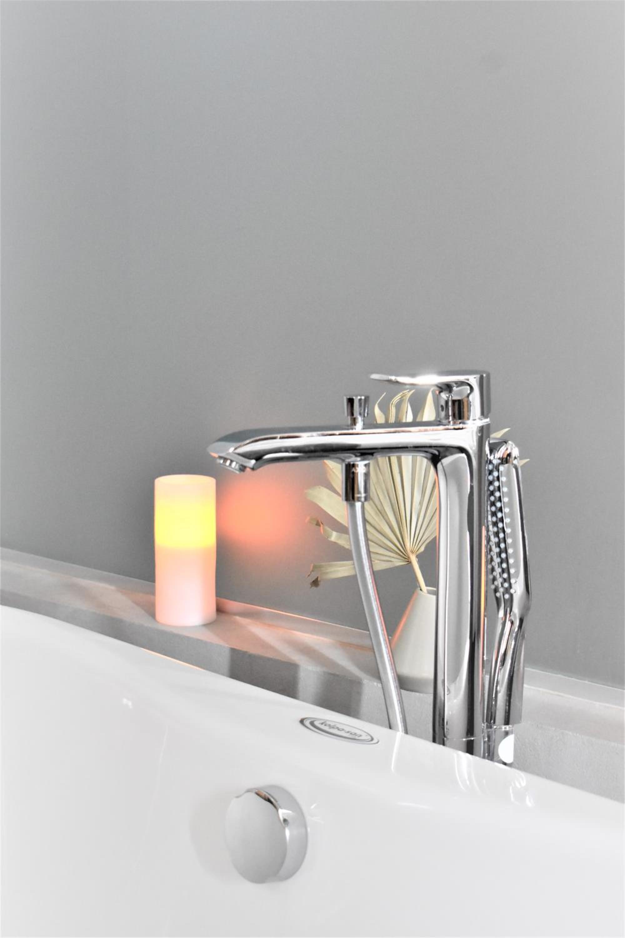 Deluxe Suite with Spa Bath - Photo 2