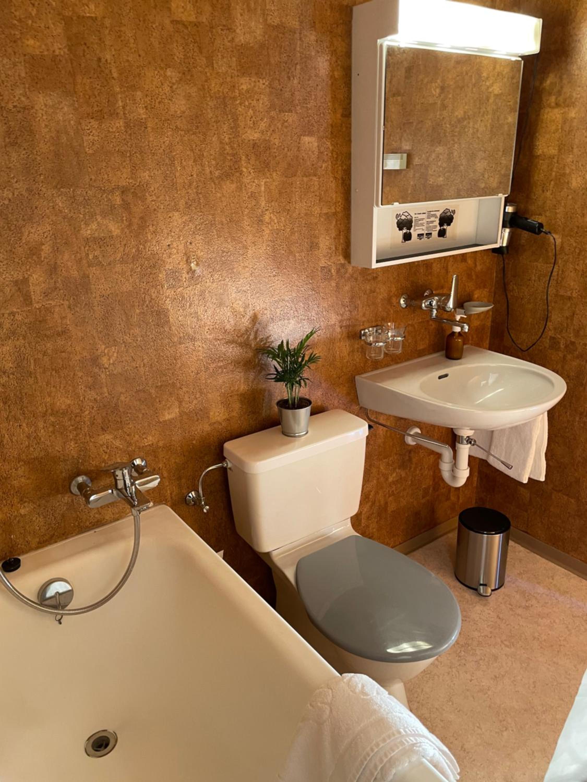 Standard Twin Room - Photo 2