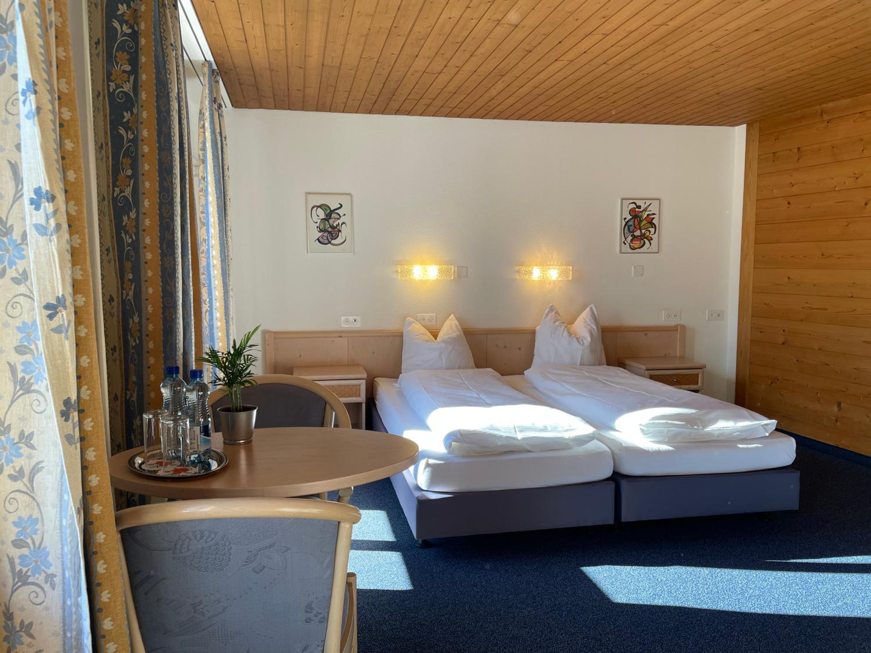 Standard Twin Room - Photo 3