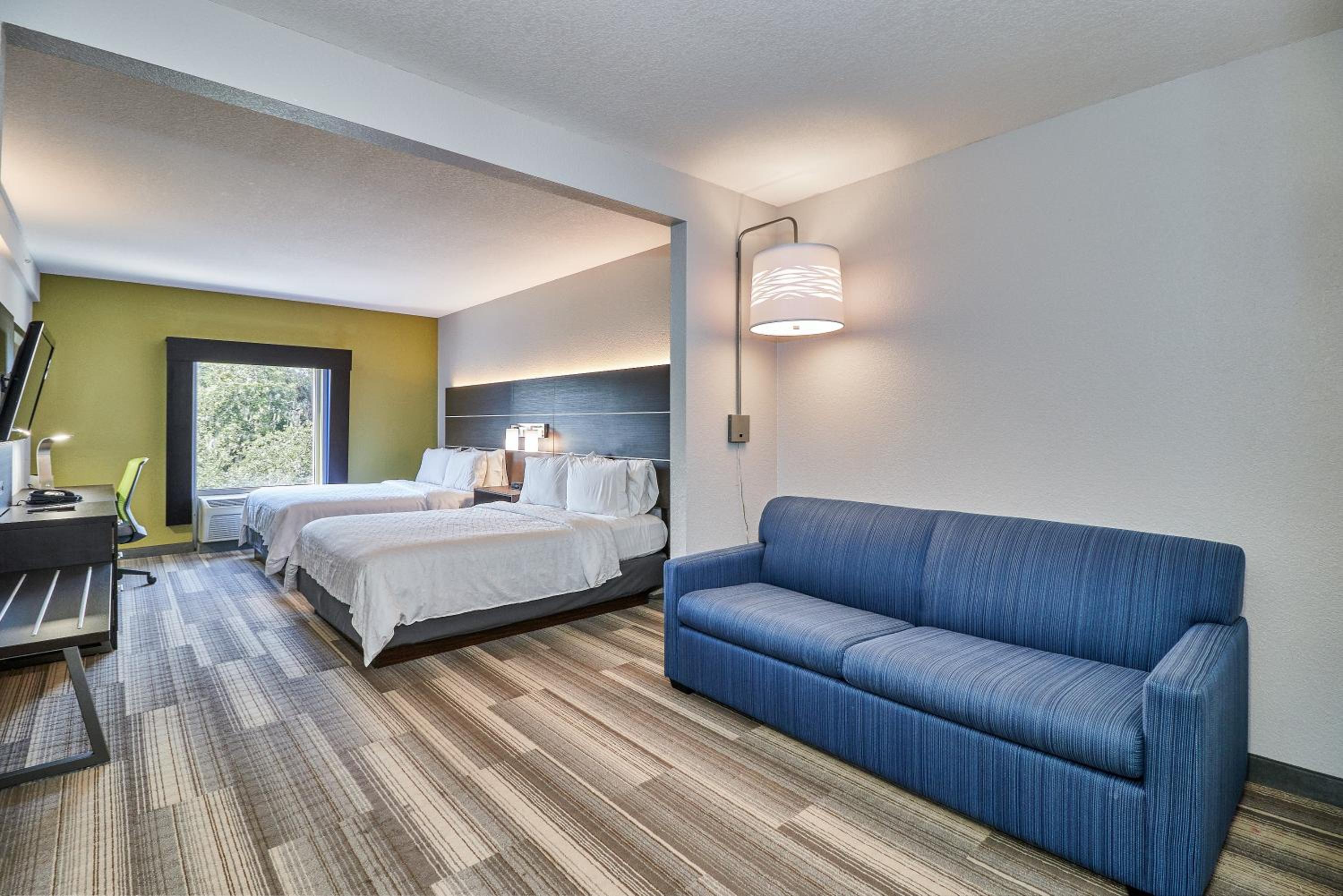 Standard Queen Room with Sofa Bed - Photo 2