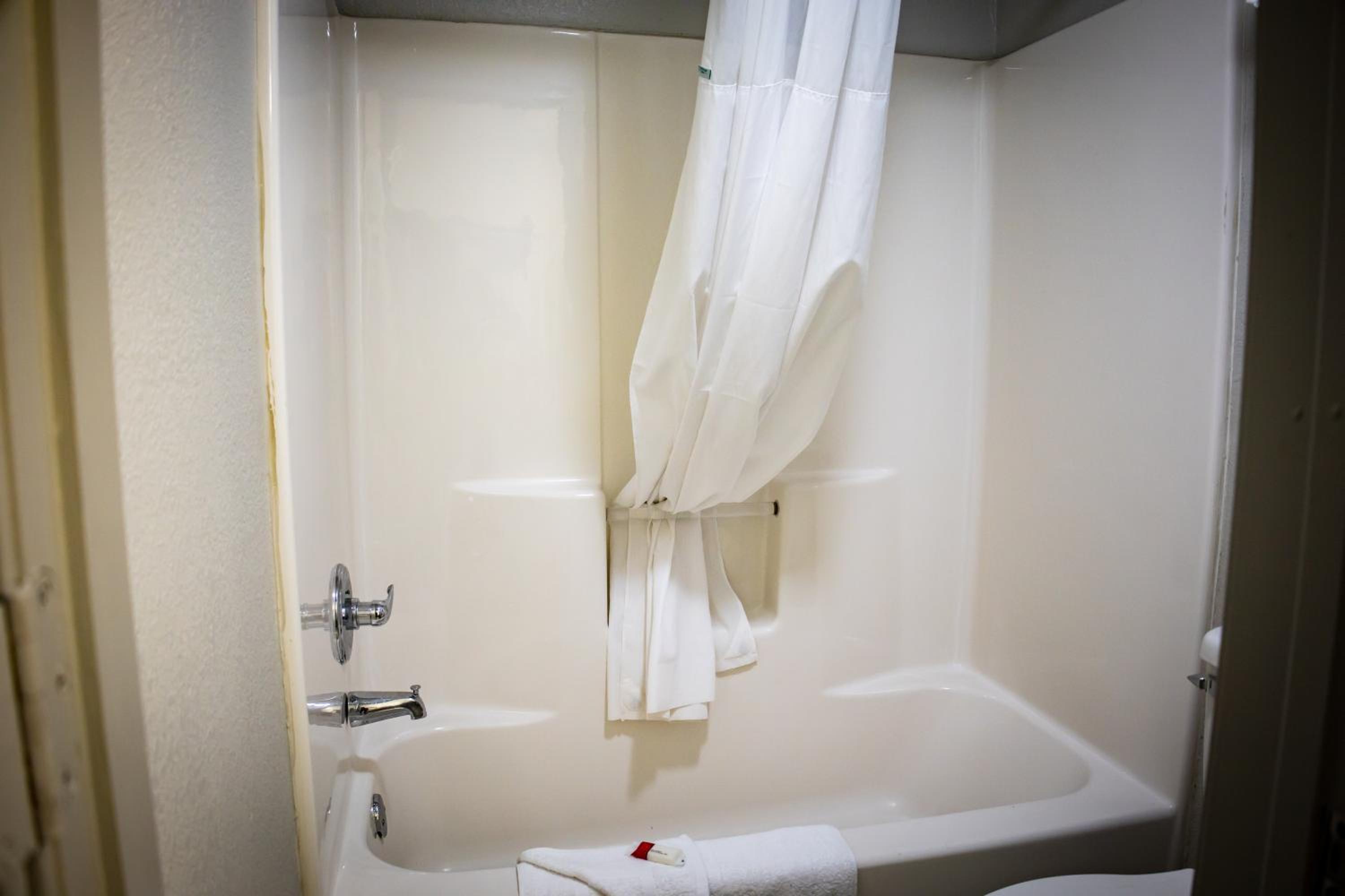 Queen Suite - Non-Smoking - Photo 4