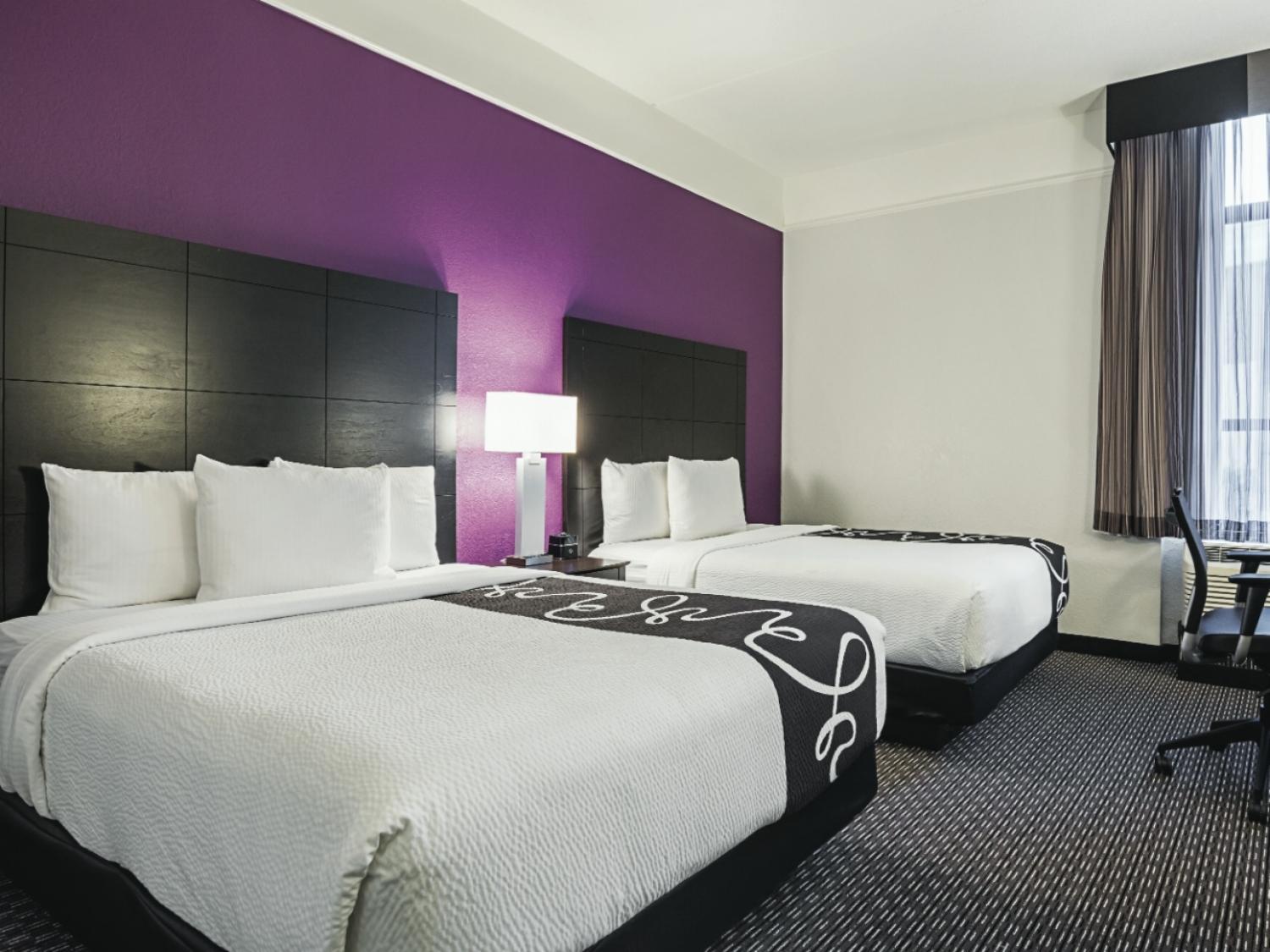 Queen Room with Two Queen Beds - Non-Smoking - Photo 2