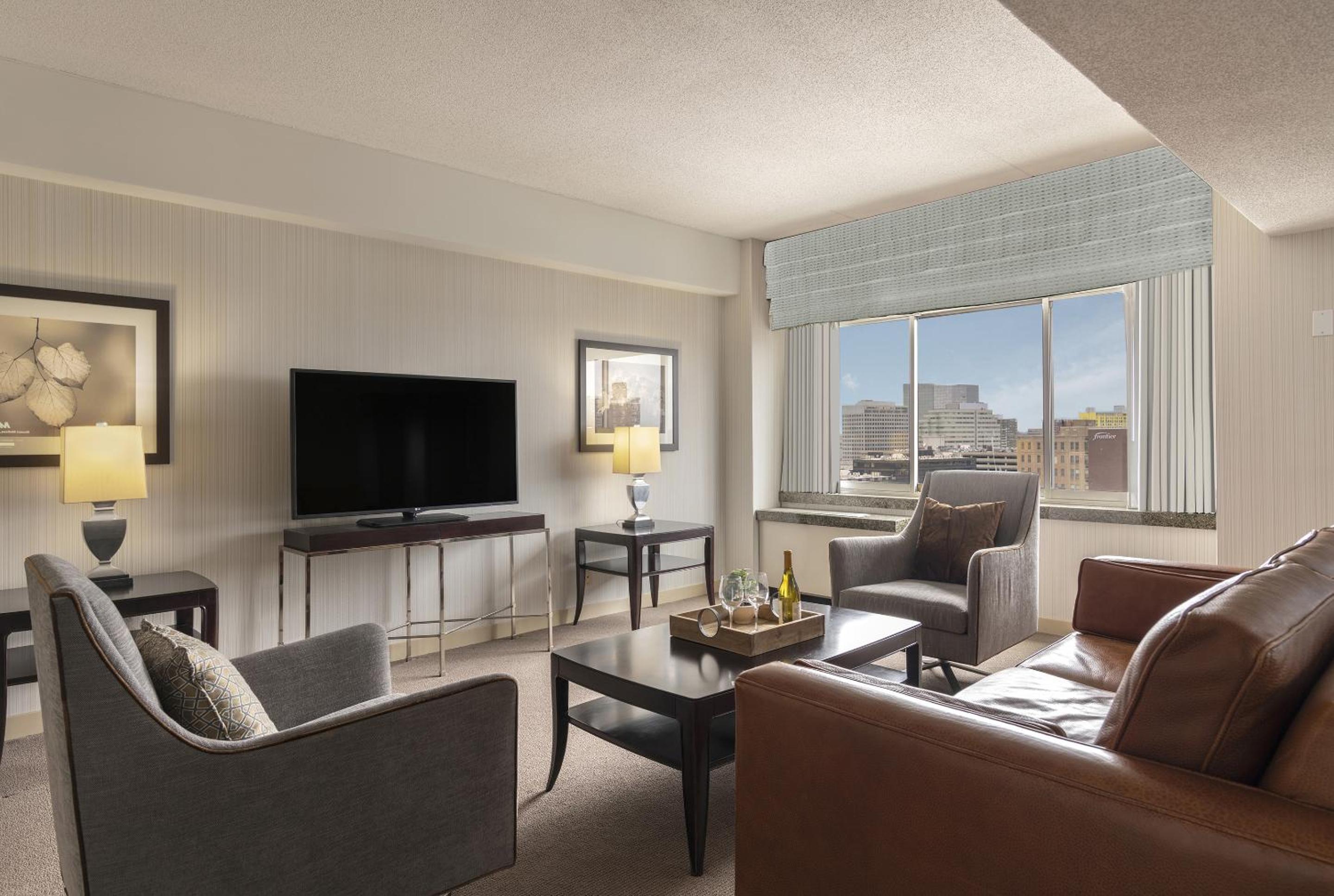 Suite, Club level, 1 Bedroom Executive Suite, 1 King - Photo 1
