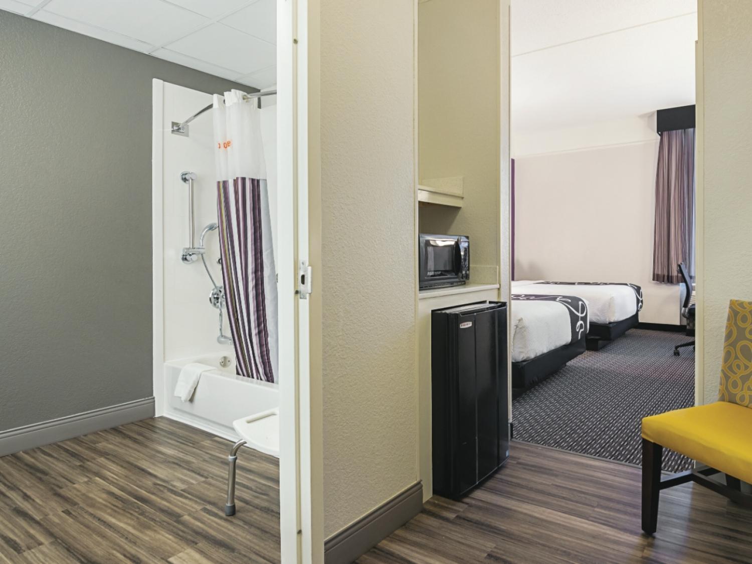 Deluxe Queen Room with Two Queen Beds - Photo 4