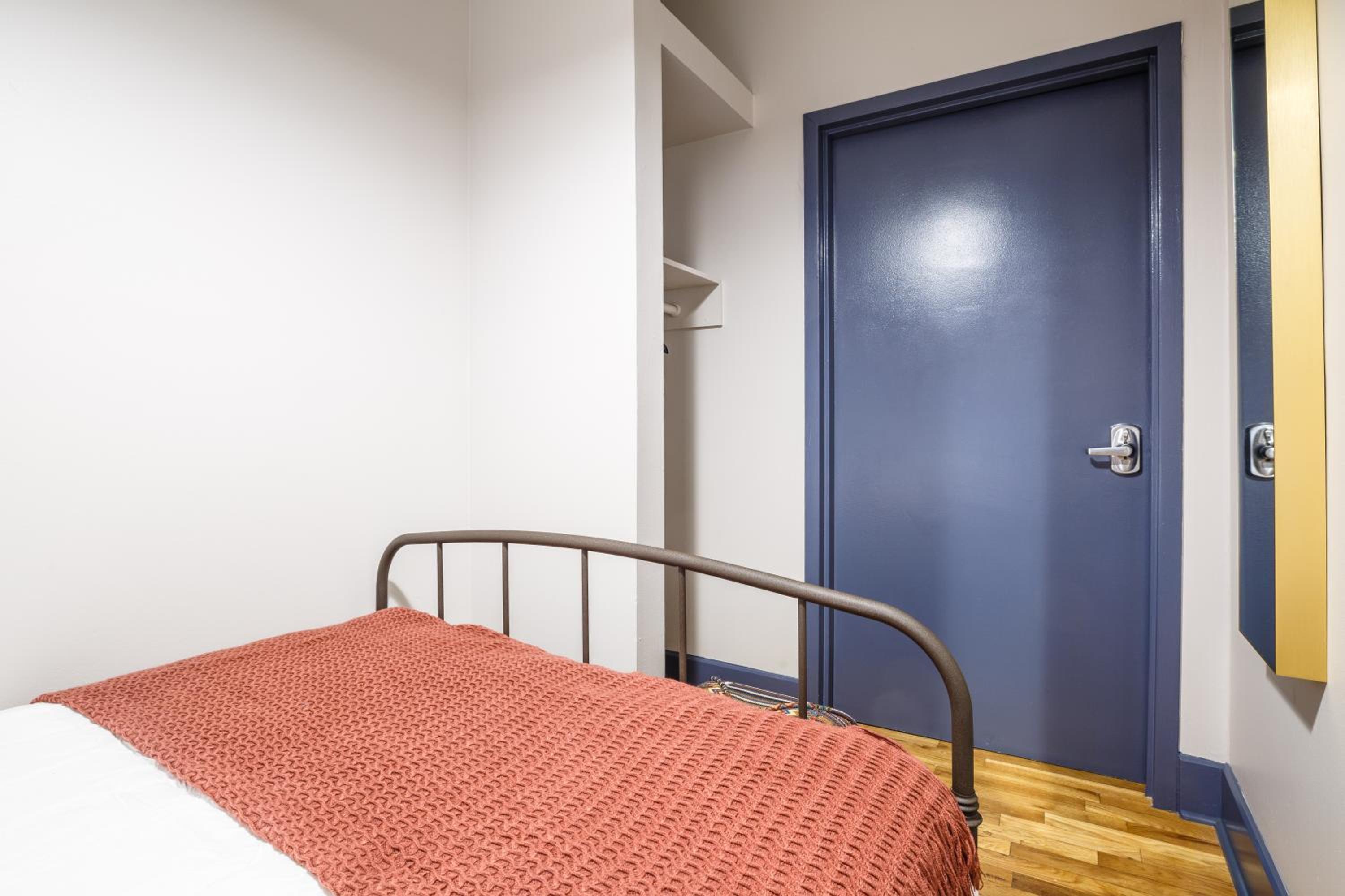 Double Room with Shared Bathroom photo 2