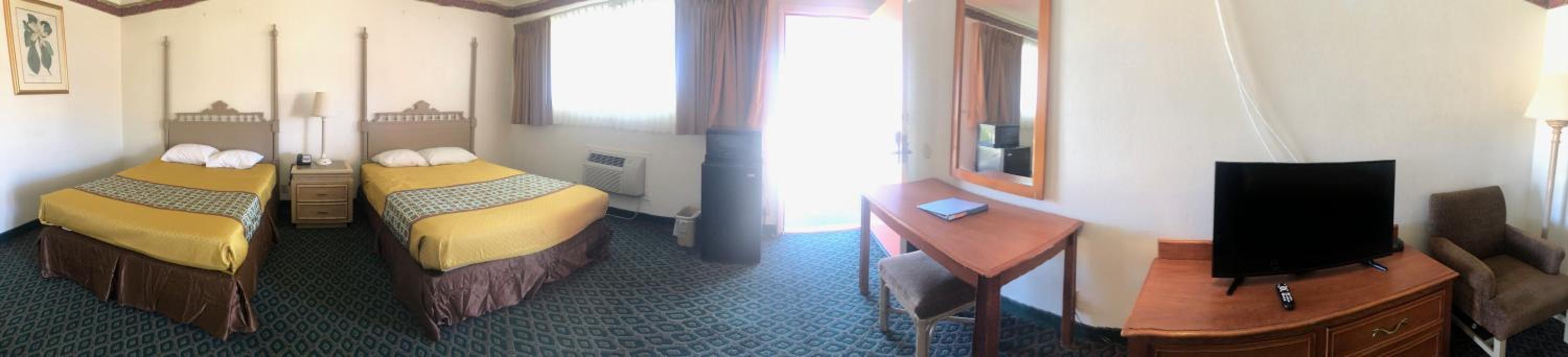 Queen Room with Two Queen Beds - Non-Smoking photo 1