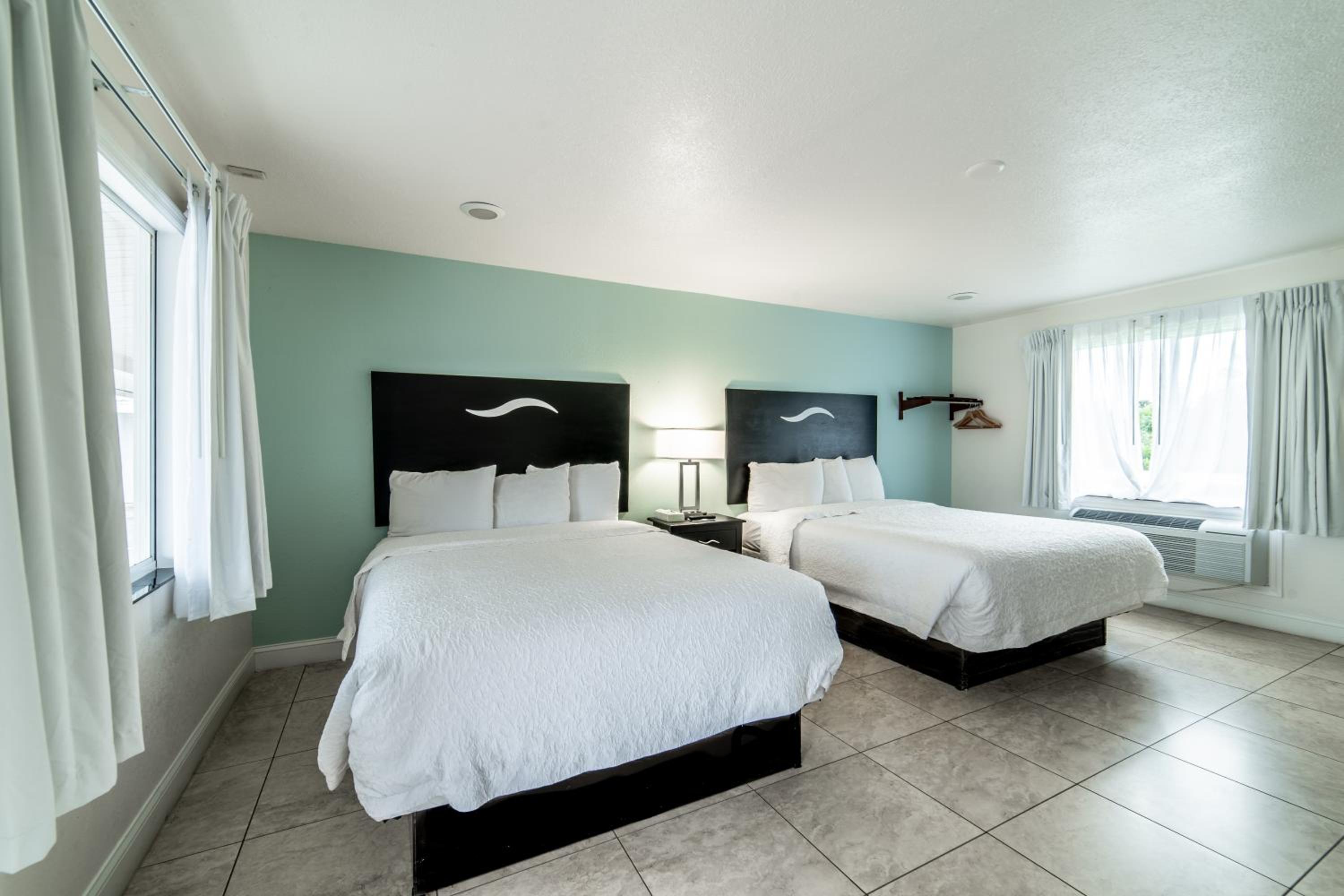 Queen Room with Two Queen Beds photo 3
