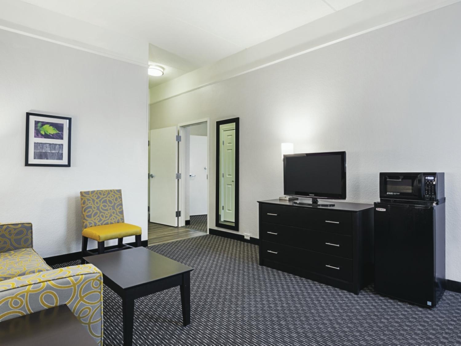 One-Bedroom King Suite - Non-Smoking - Photo 2