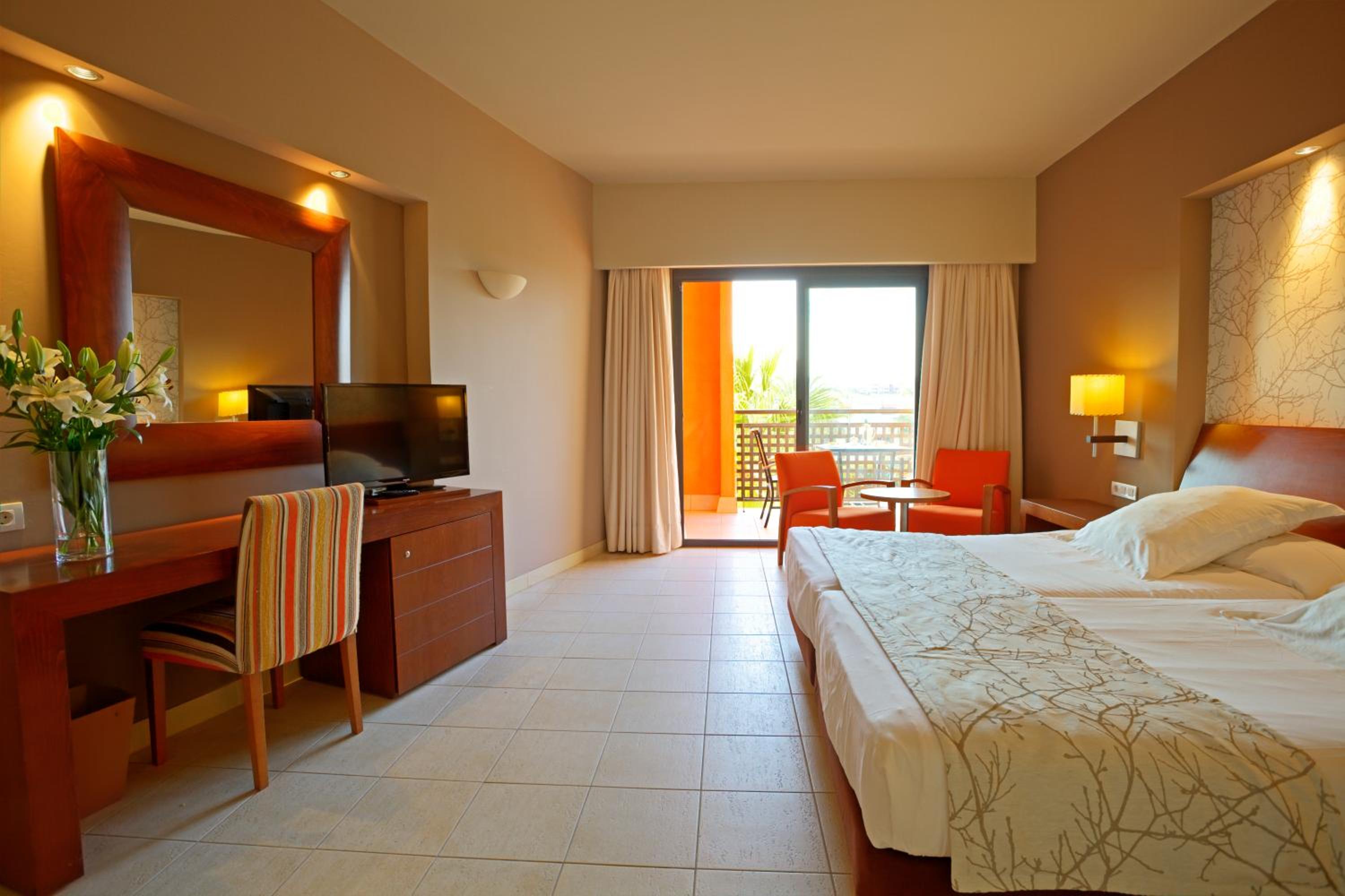 Habitación Doble o Twin con Cama Extra (2 Adultos + 1 Niño) con Vista al Golf