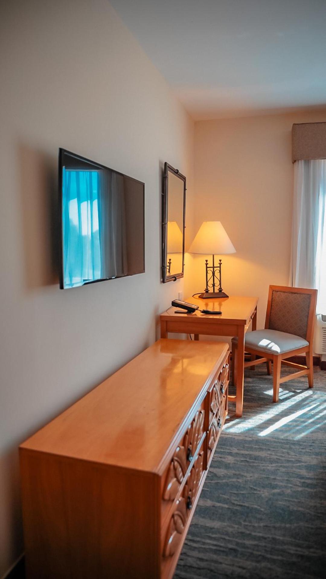 Standard King Room - Photo 8