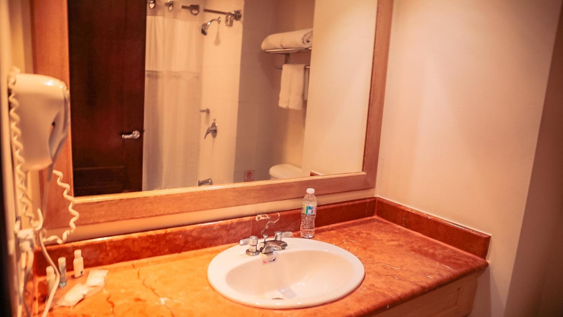 Standard King Room - Photo 7