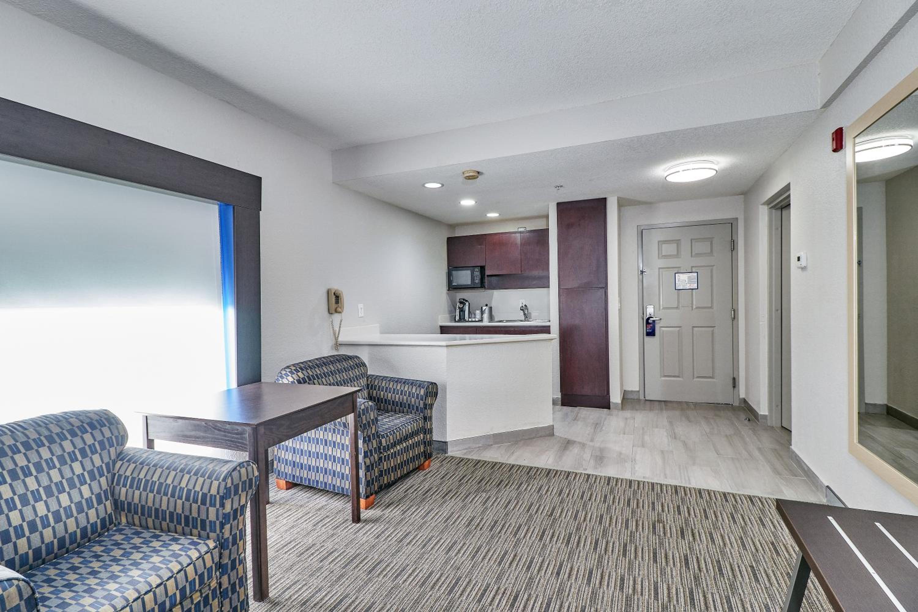 One-Bedroom Suite - Photo 2