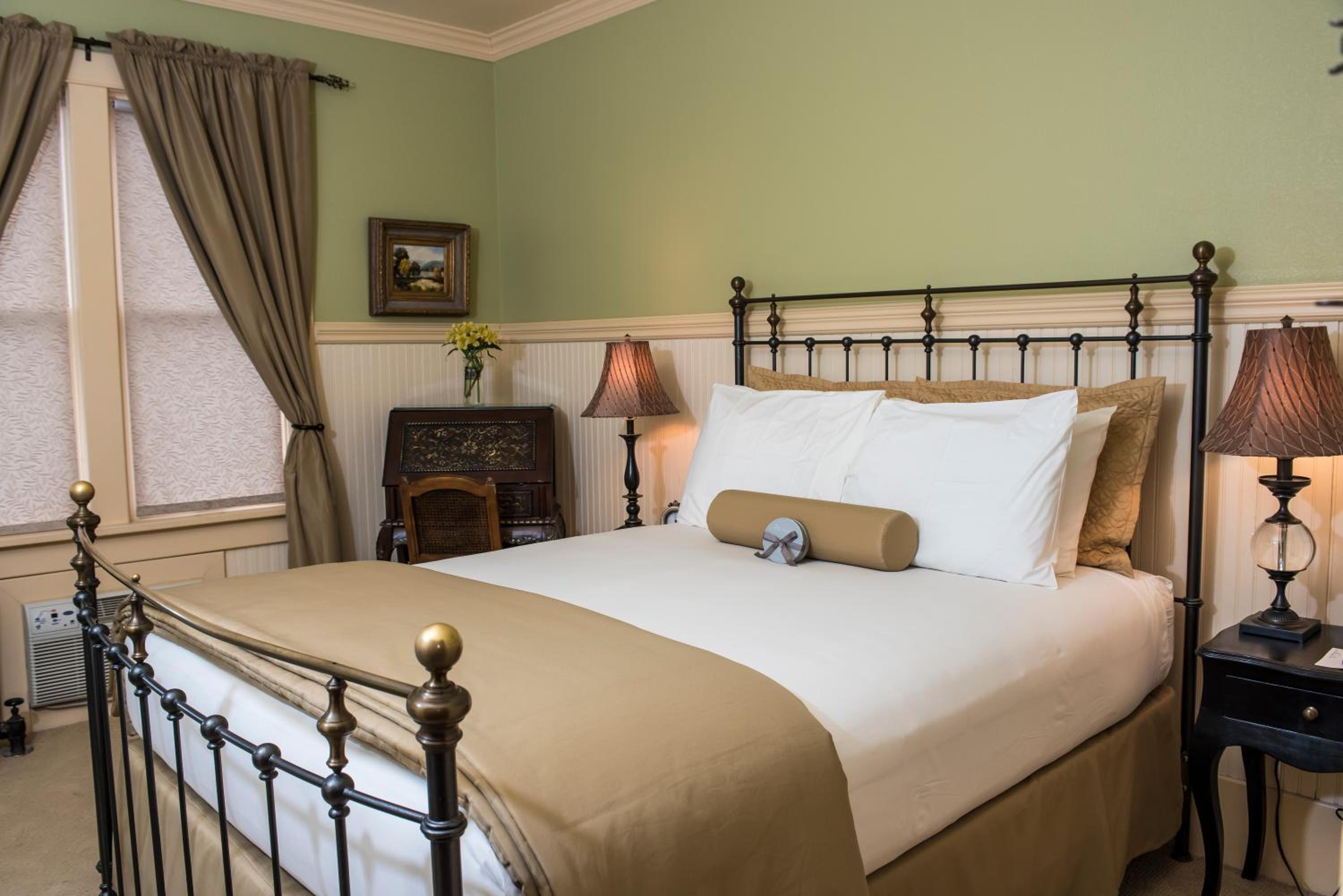 Deluxe King Room with Sofa Bed photo 2