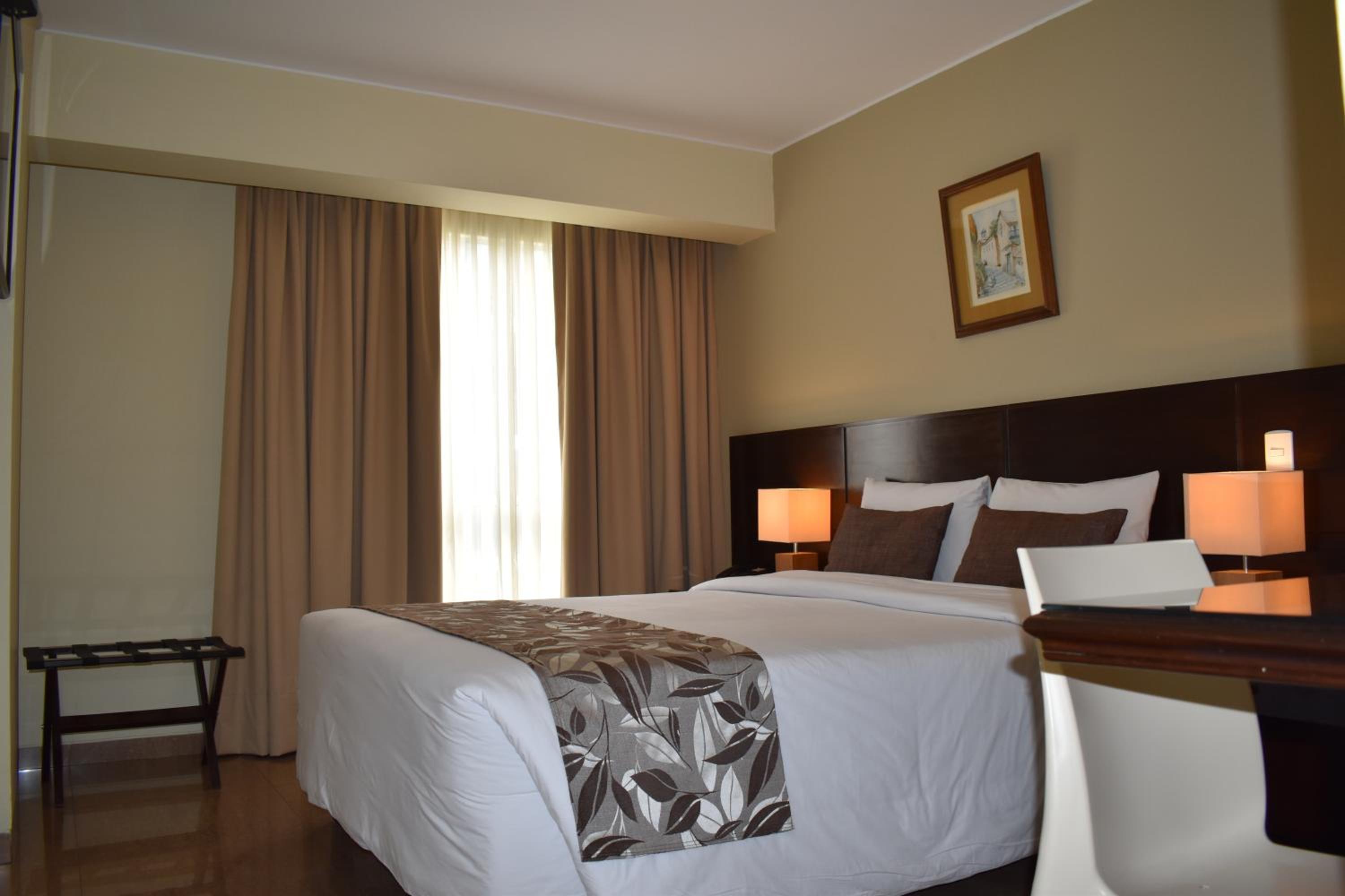 Queen Room photo 2