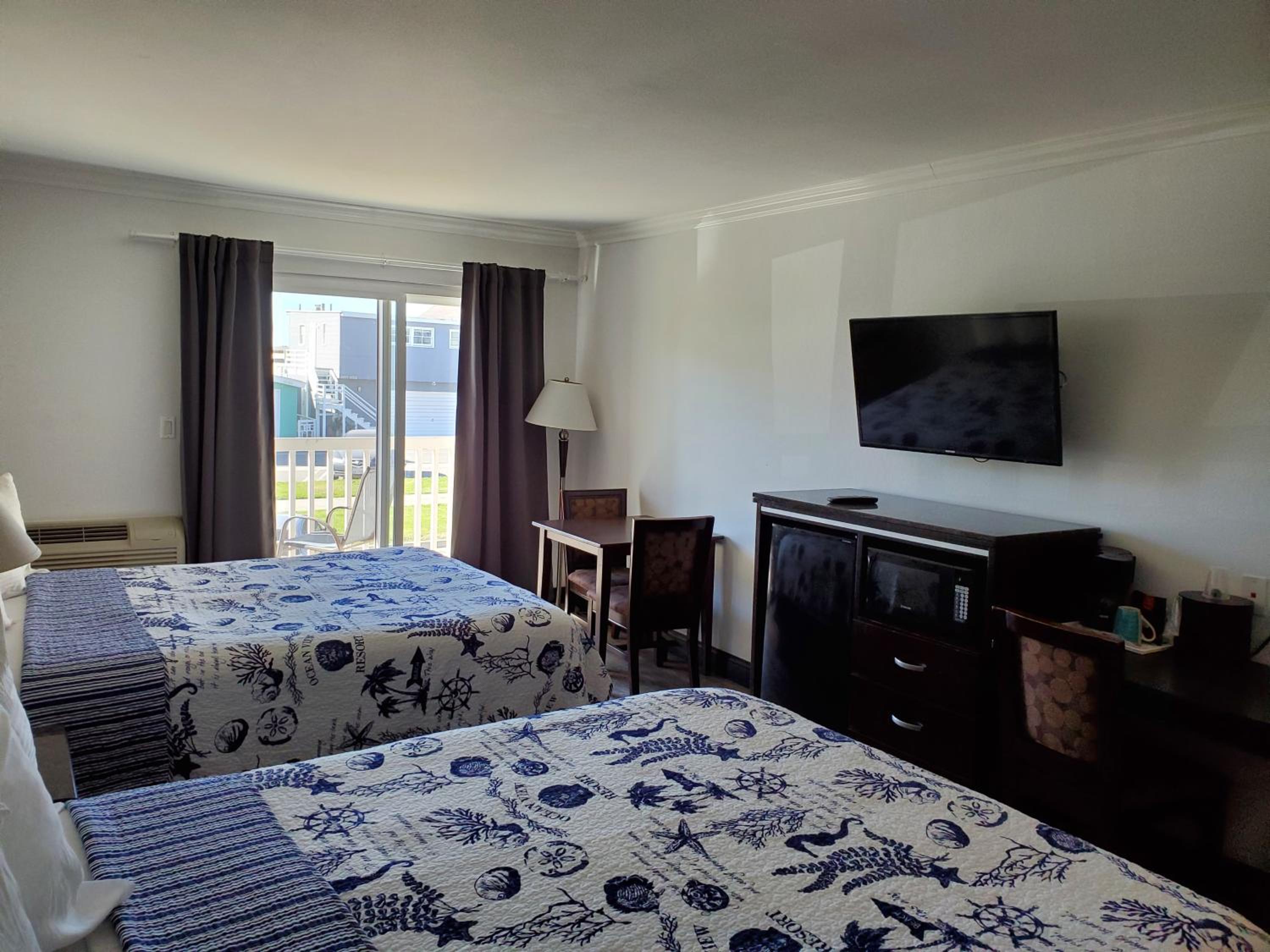 Queen Room with Two Queen Beds with Park View photo 3