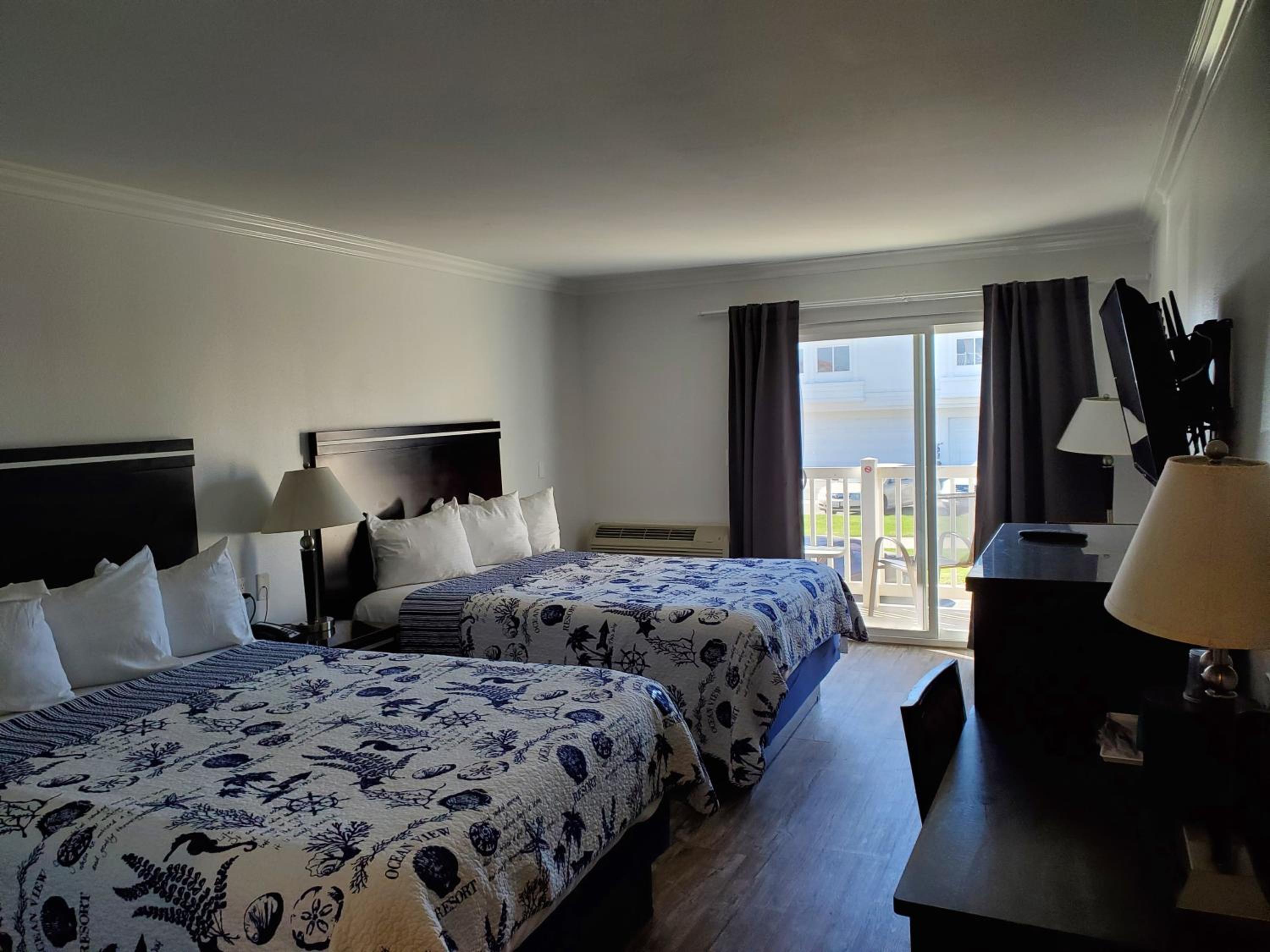 Queen Room with Two Queen Beds with Park View photo 2