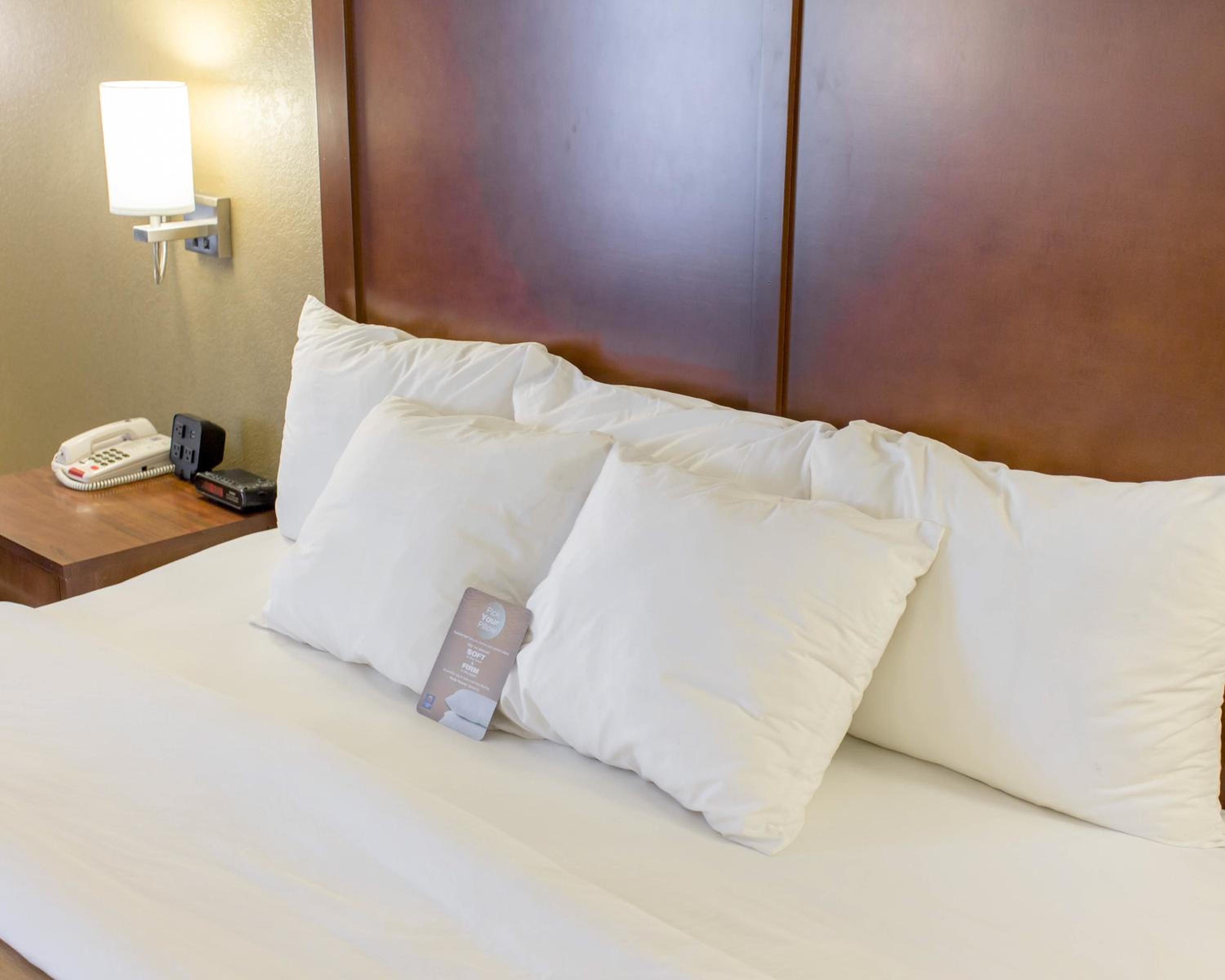 King Room - Non-Smoking - Photo 4