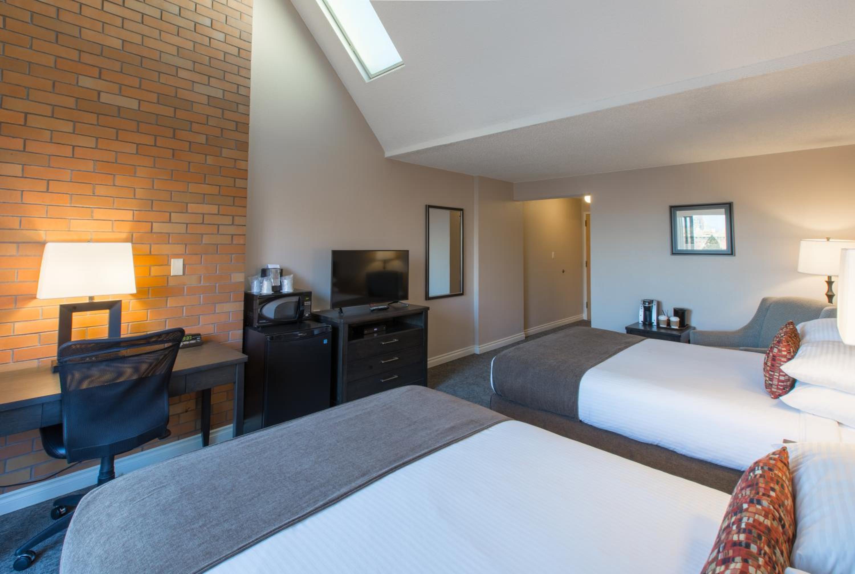 Queen Room with Two Queen Beds - Photo 8