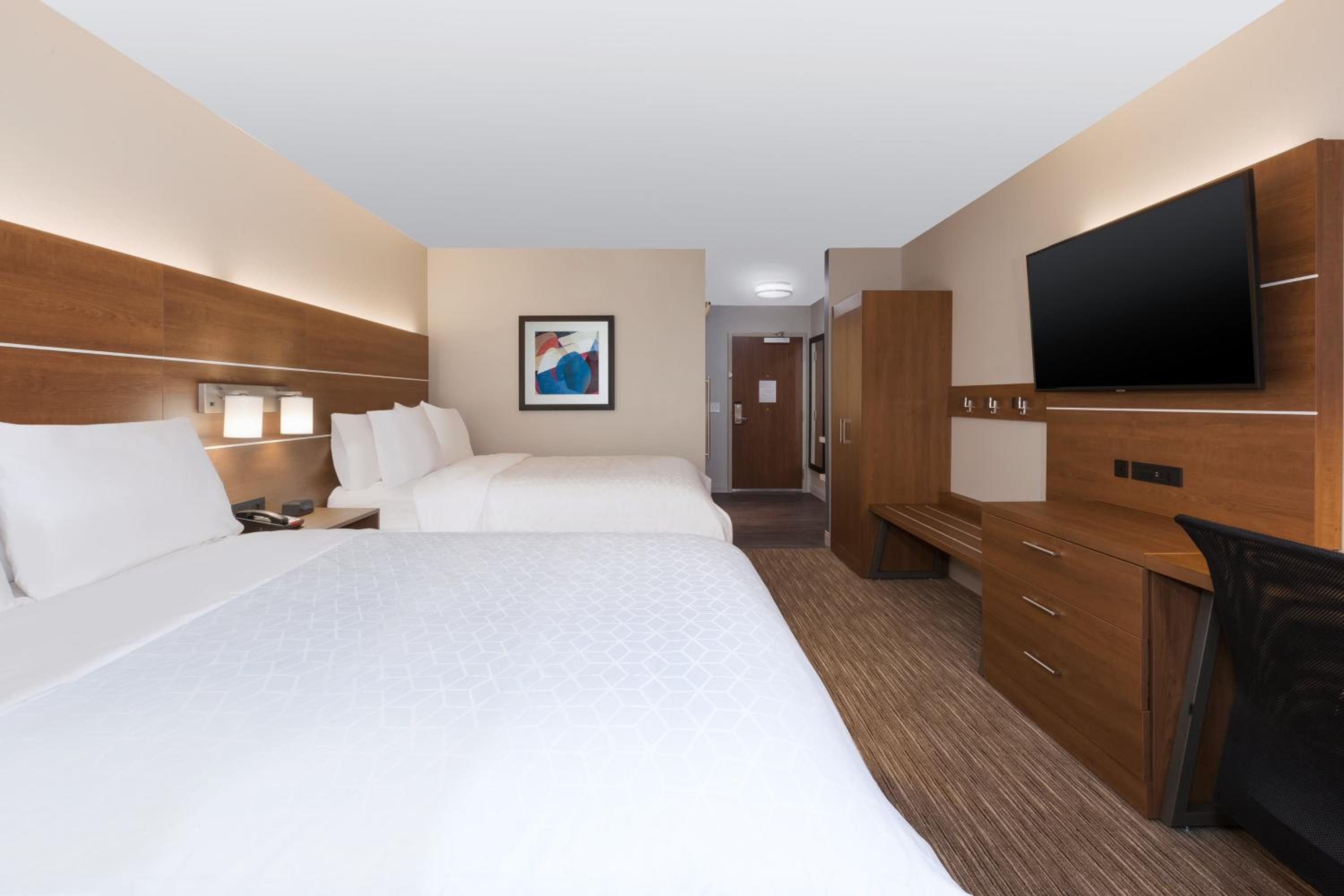 Standard Room with Two Queen Beds - Photo 3