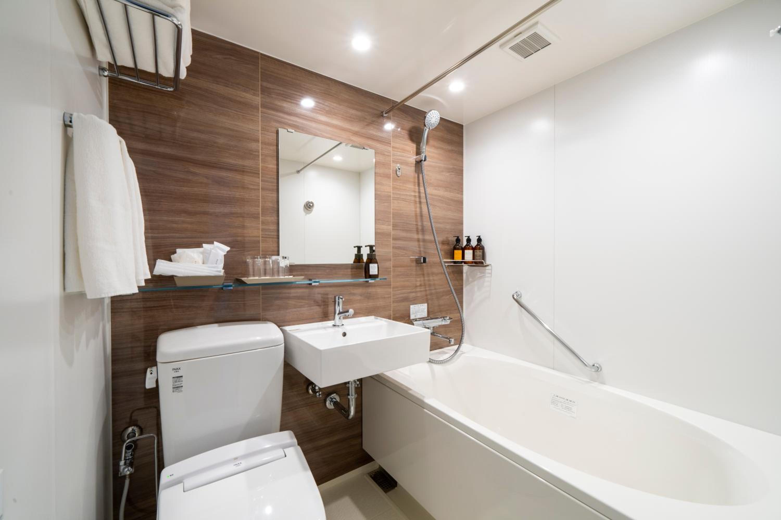 Quadruple Room with Private Bathroom photo 3