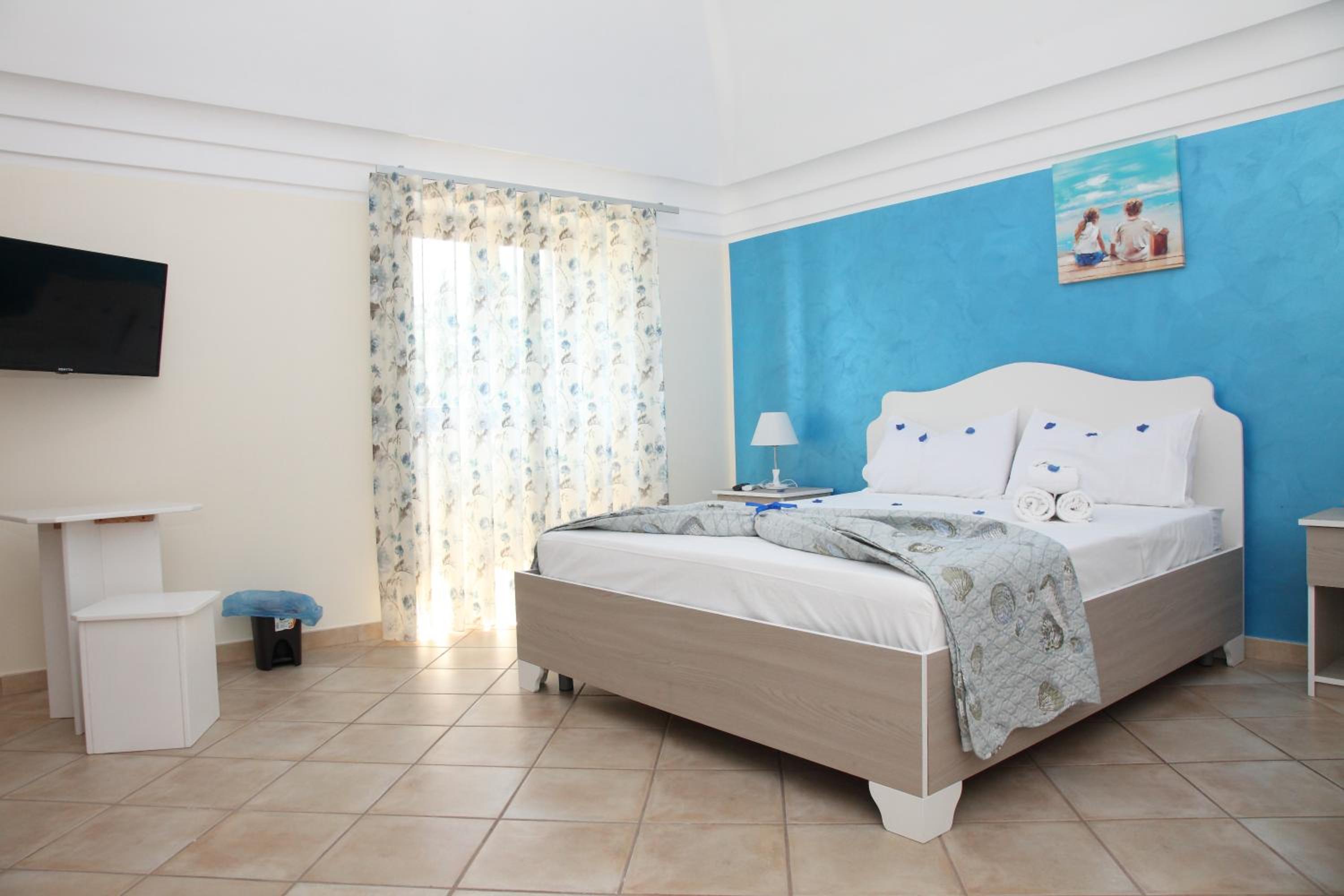 Quadruple Room with Sea View - Photo 10