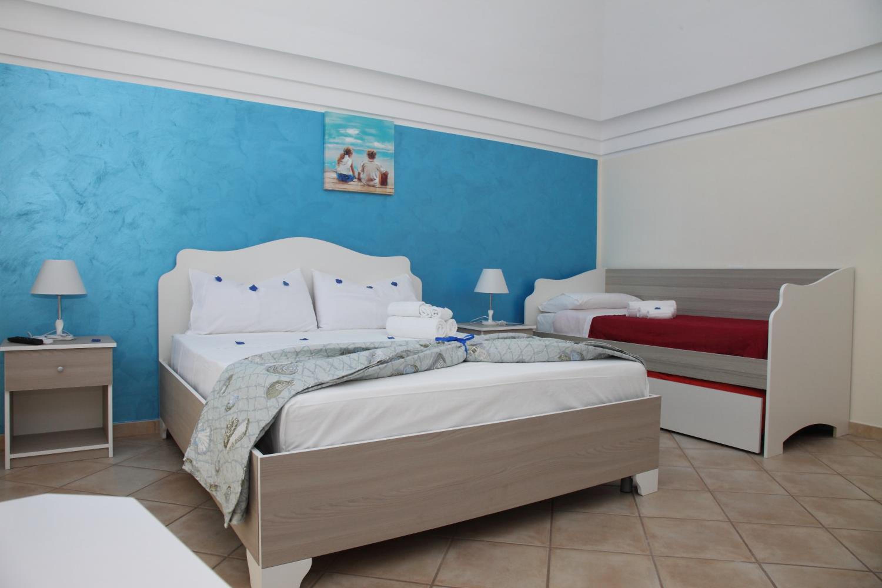 Quadruple Room with Sea View - Photo 11