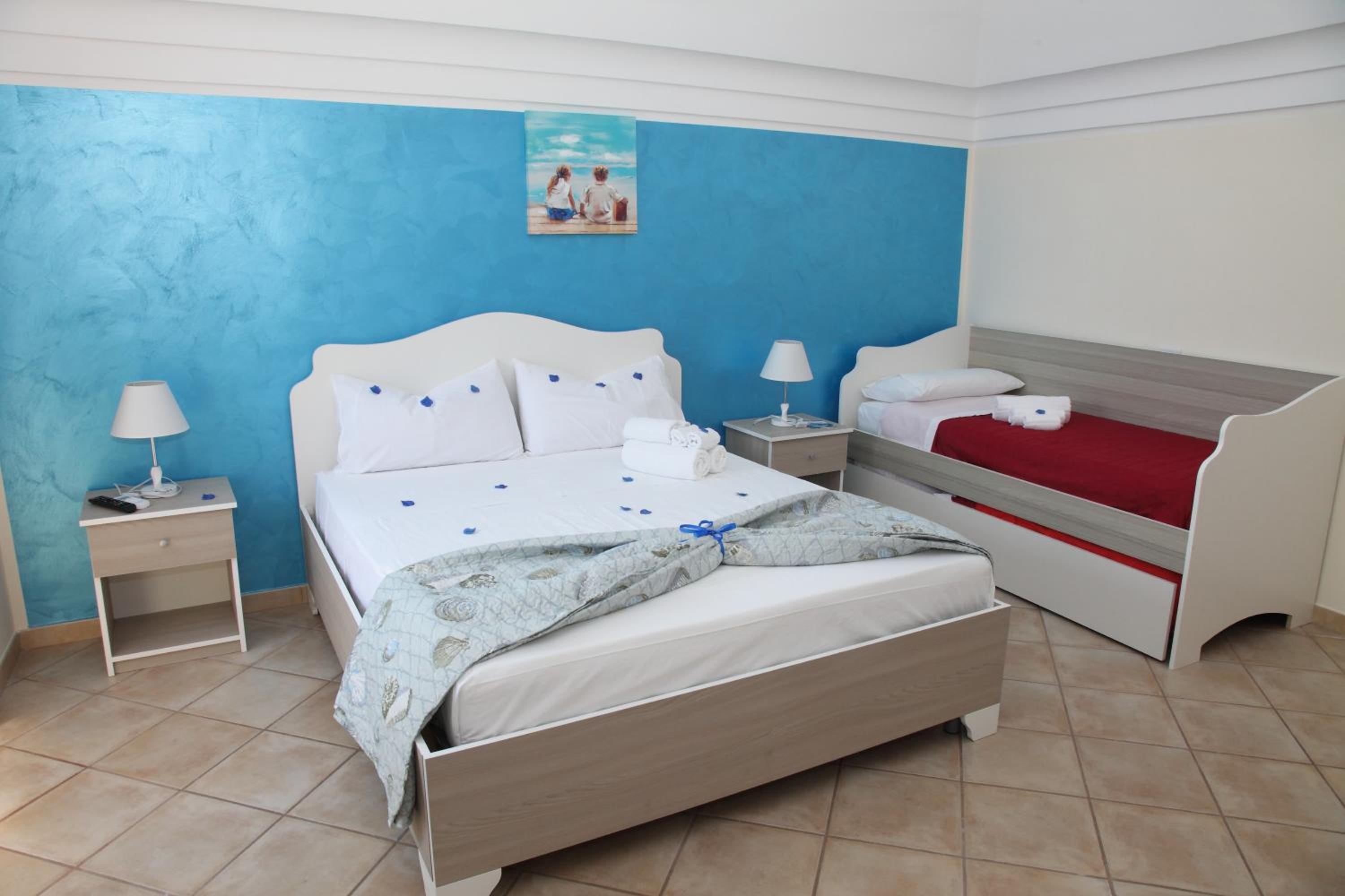 Quadruple Room with Sea View - Photo 2