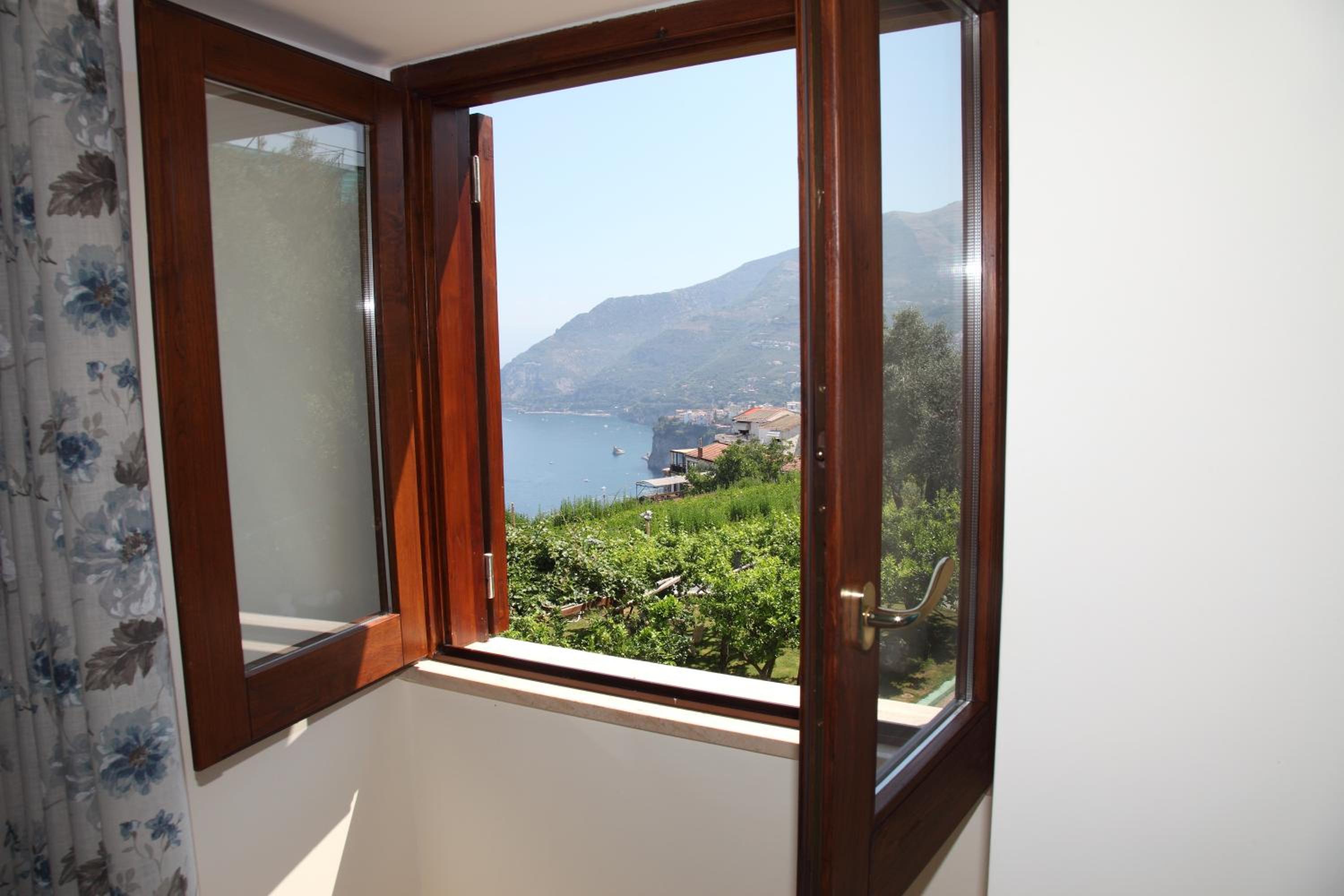 Quadruple Room with Sea View - Photo 4
